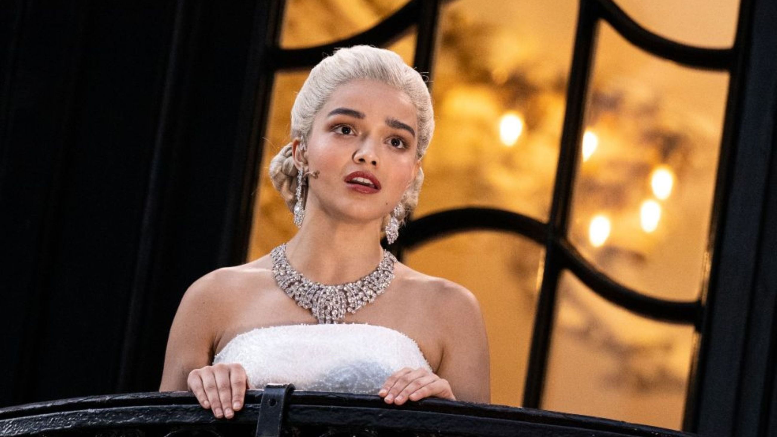 L'attrice Rachel Zegler canta Don't cry for me Argentina nel ruolo di Evita Perón, dal balcone del London Palladium
Credit: Getty Images
