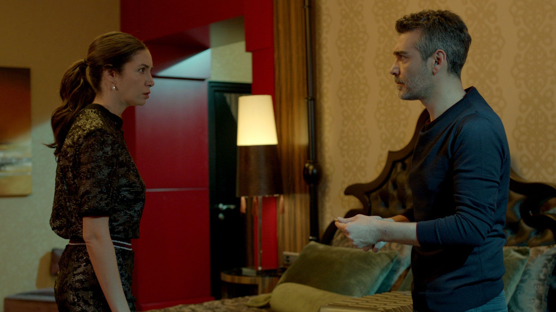 Ahu Yagtu (Piril) e Caner Cindoruk (Sarp Çesmeli) in una scena de La forza di una donna 2
