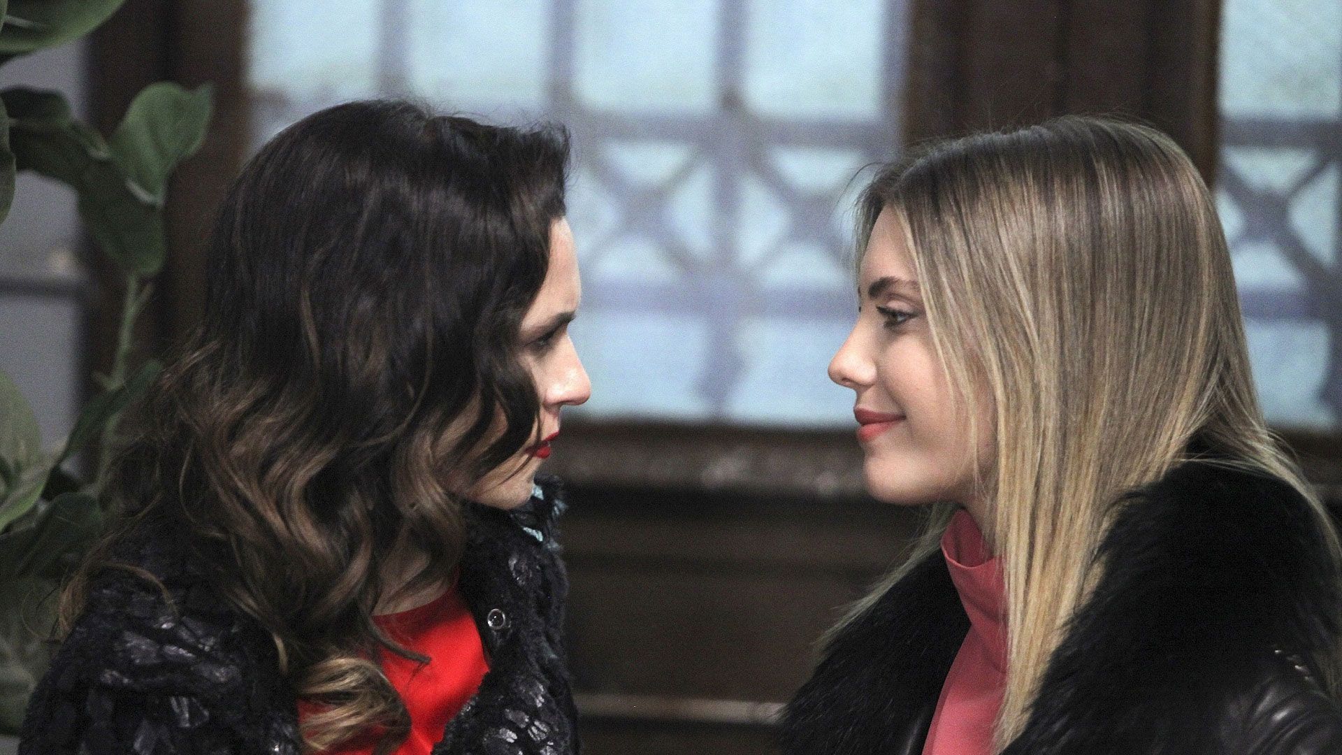 Şevval Sam (Ender Taşdemir) e Eda Ece (Yıldız Argun) in una scena di Forbidden Fruit 2