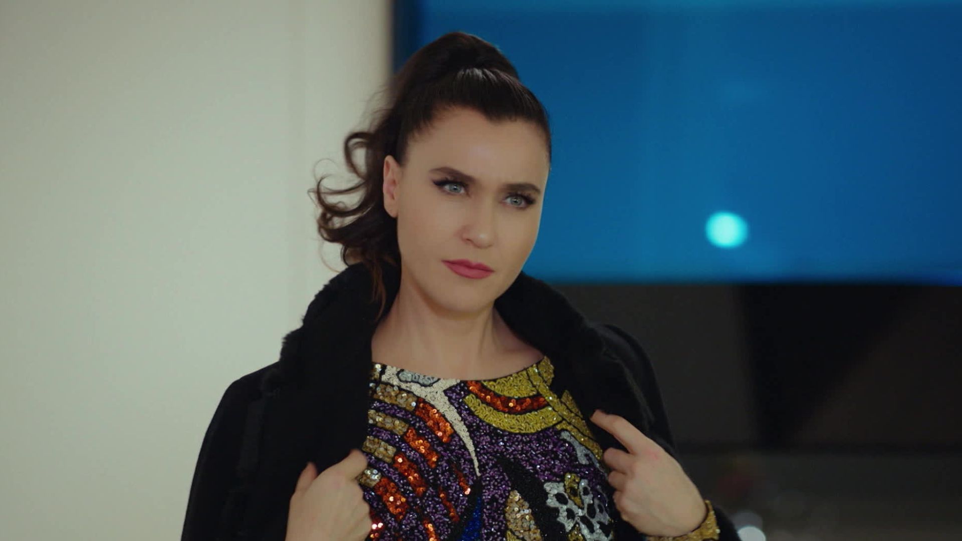 Sevval Sam (Ender Ekinci) in una scena di Forbidden Fruit 3.