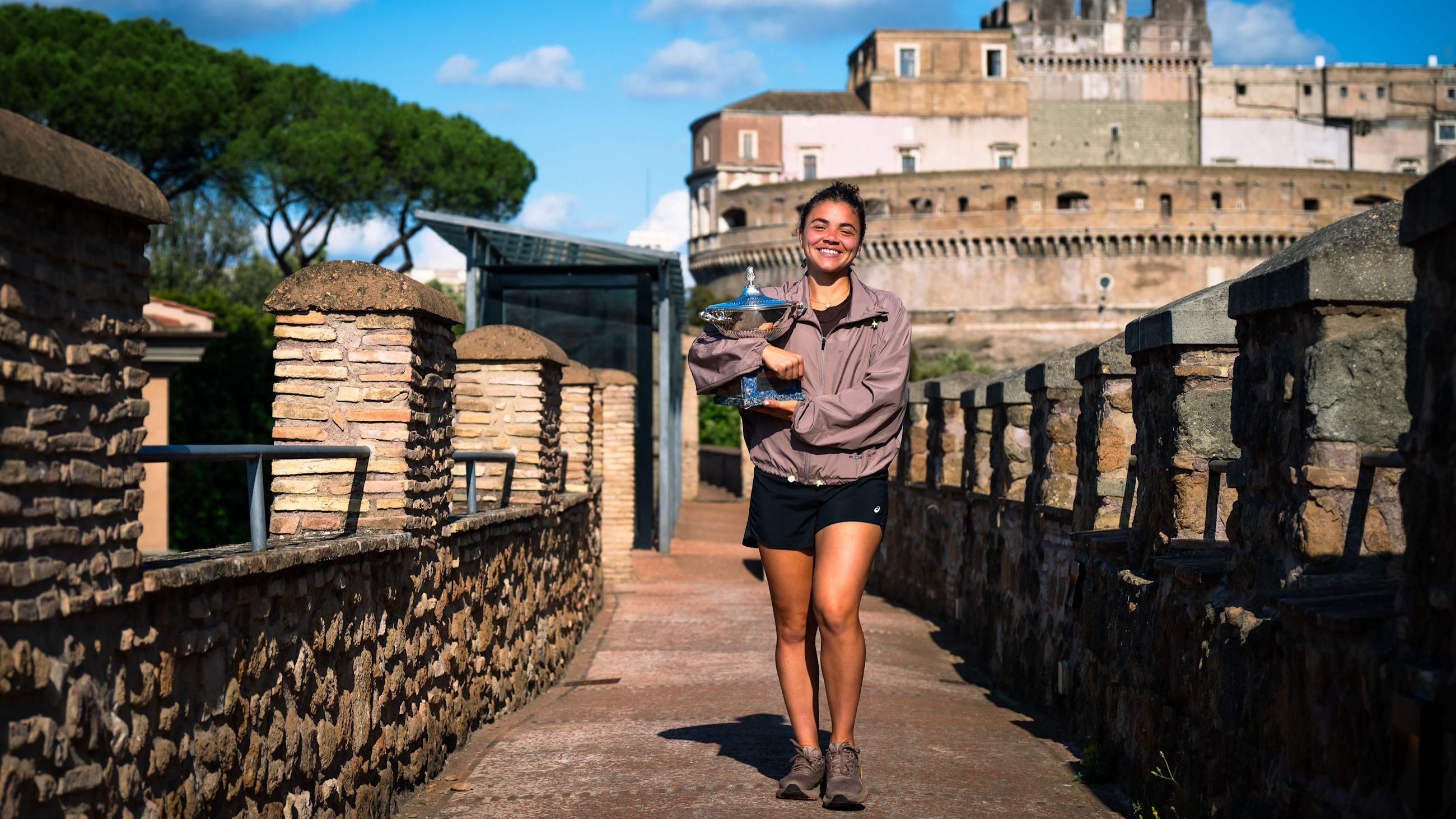 Jasmine Paolini vince gli Internazionali d-Italia. Eccola con il tanto ambito trofeo
Credit: Getty Images