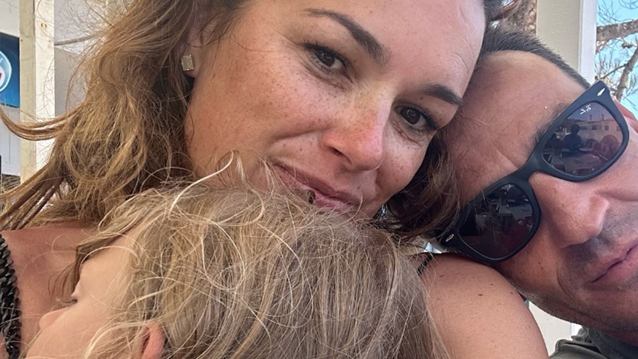 "Noi cinque, tutto quello che desidero": la modella condivide sui social alcuni scatti con il marito e i figli
