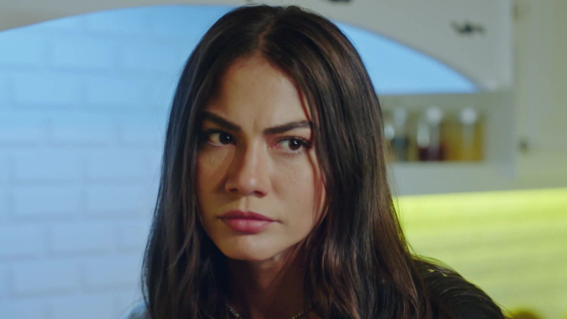 Demet Ozdemir in una scena di Io sono Farah