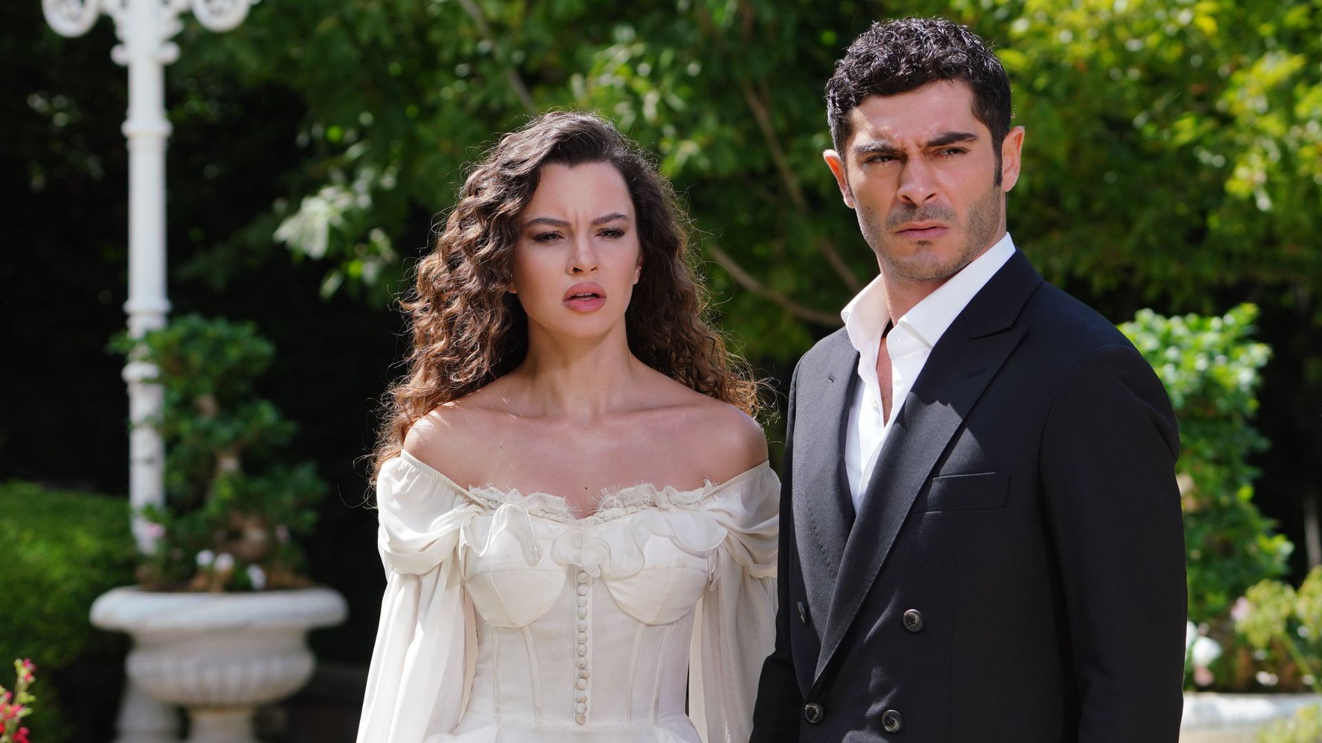 Burcu Yazgi Coskun (Canfeza) e Burak Deniz (Mahir) in Racconto di una notte