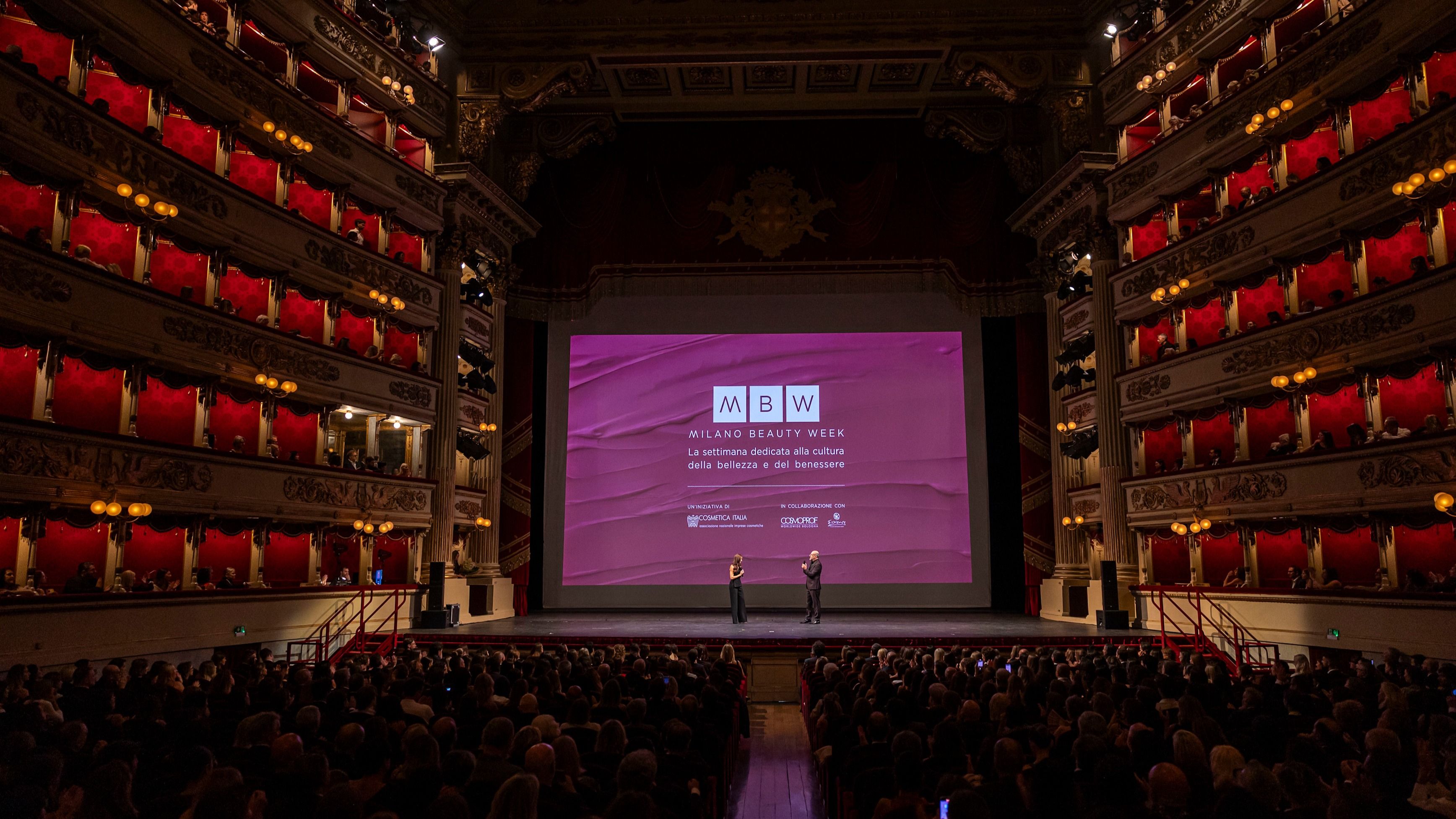 La Presidente di Accademia del Profumo Ambra Martone e il Presidente di Cosmetica Italia Benedetto Lavino sul palco del Teatro alla Scala (Crediti Ufficio Stampa)