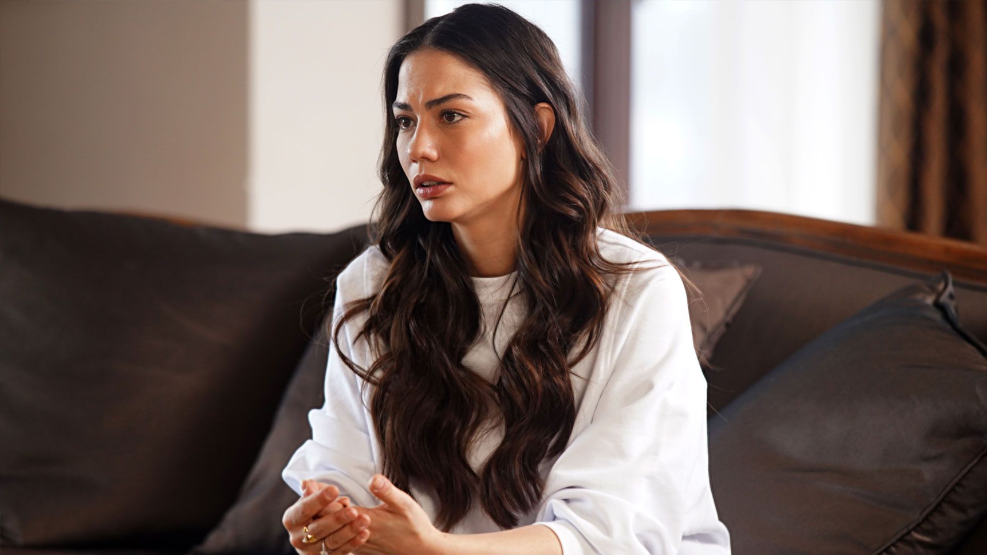 Demet Özdemir (Zeynep) in una scena di My home my destiny 2