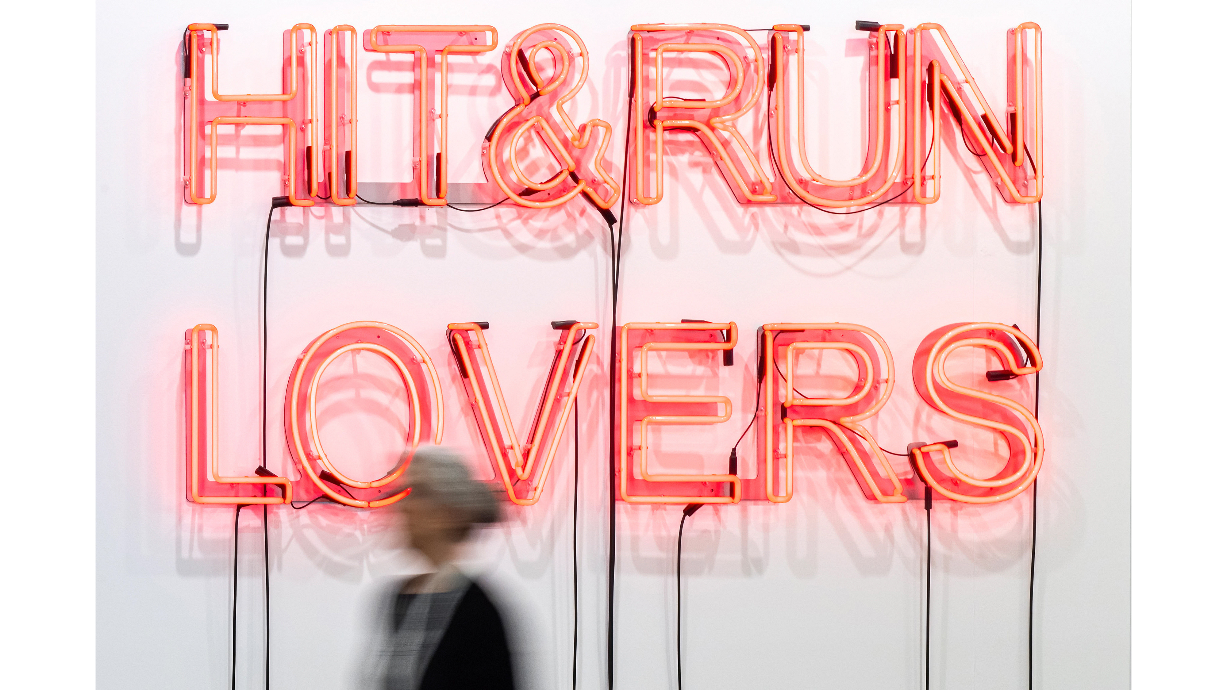 L’opera Hit & Run Lovers di Tim Etchells (Vistamare, Pescara/Milano), Neon e linguaggio diventano strumenti per indagare l’immediatezza del desiderio e la fugacità dei legami. Crediti: Perottino-Piva-Castellano-Peirone/ Artissima 2024 

