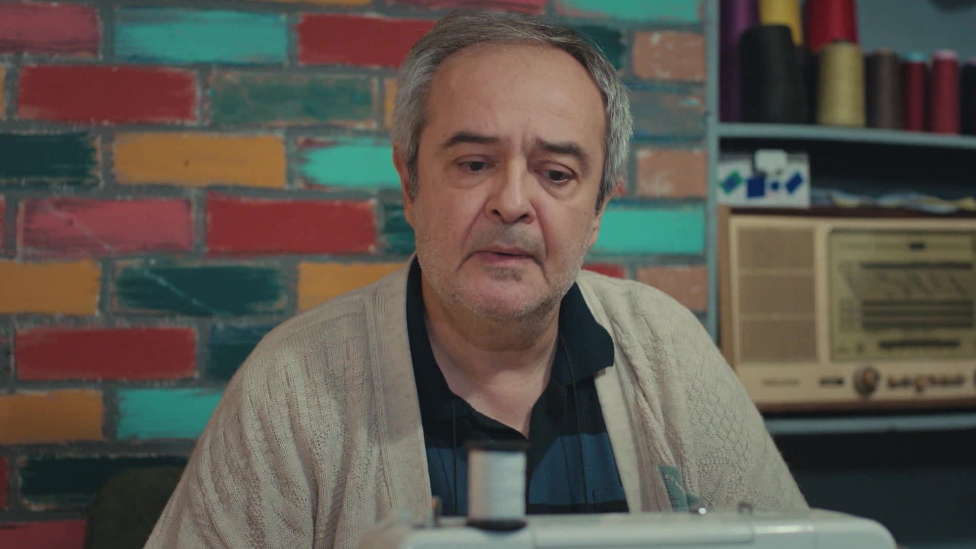 Serif Erol (Enver) in una scena de La Forza di una donna