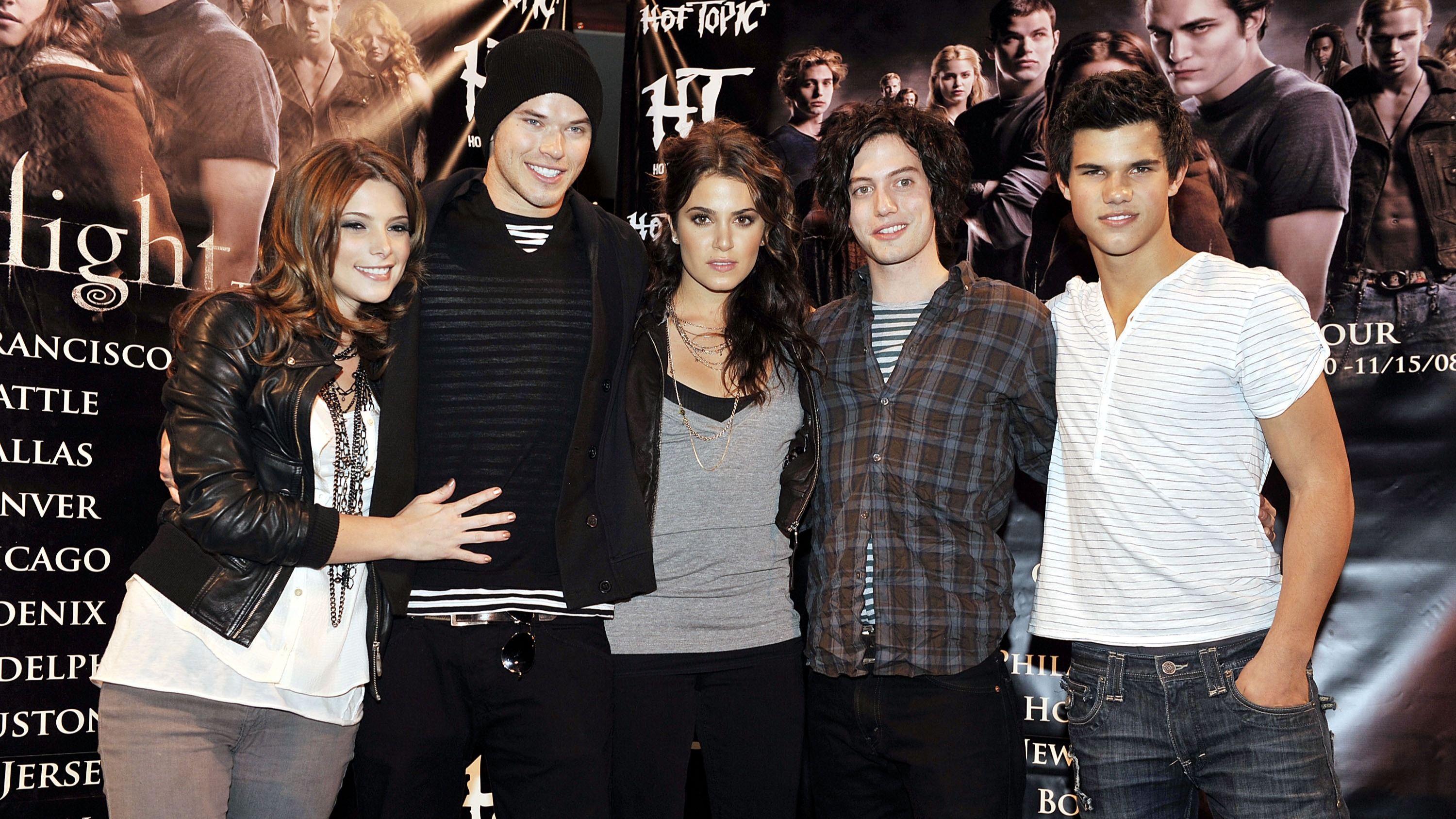 FOTO 2
Gli attori Ashley Greene, Kellan Lutz, Nikki Reed, Jackson Rathbone e Taylor Lautner partecipano al Q&A del cast di Twilight e all'esibizione dal vivo e firma autografi dei Paramore presso l'Hot Topic di Hollywood and Highland il 18 novembre 2008 a Los Angeles, California - Credits: Getty Images

