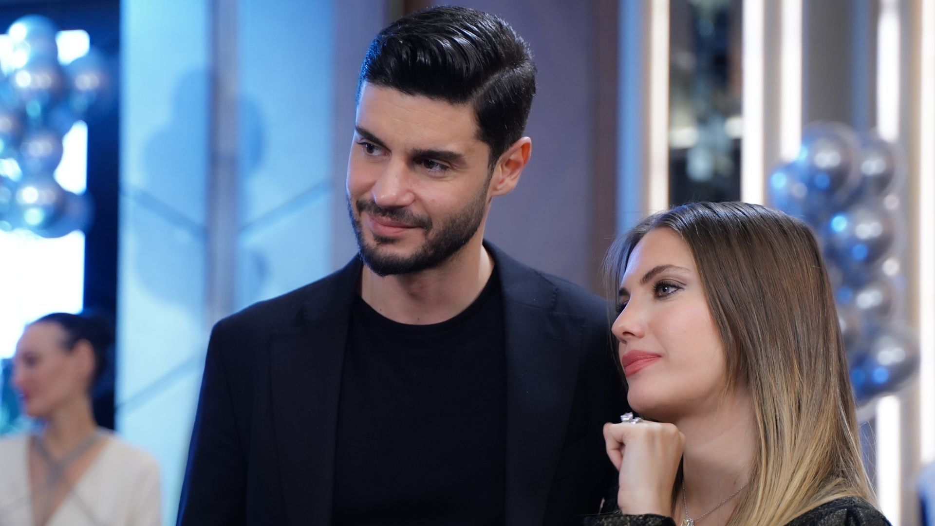 Berk Oktay (Cagatay Kuyucu) e Eda Ece (Yildiz) in una scena di Forbidden Fruit 4