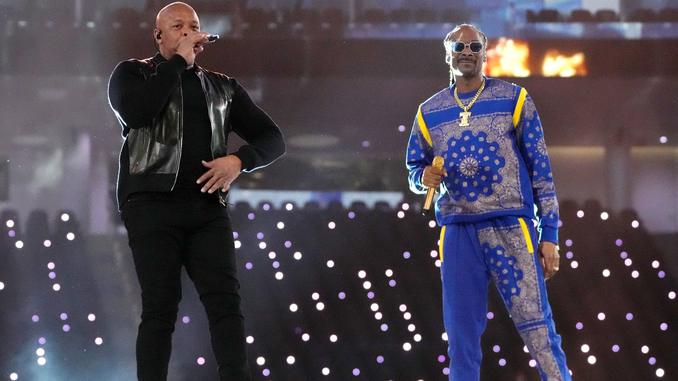 In questa immagine, diffusa il 13 febbraio, (da sinistra a destra) Dr. Dre e Snoop Dogg provano per l’Halftime Show del Pepsi Super Bowl LVI al SoFi Stadium di Inglewood, California - Credits: Getty Images