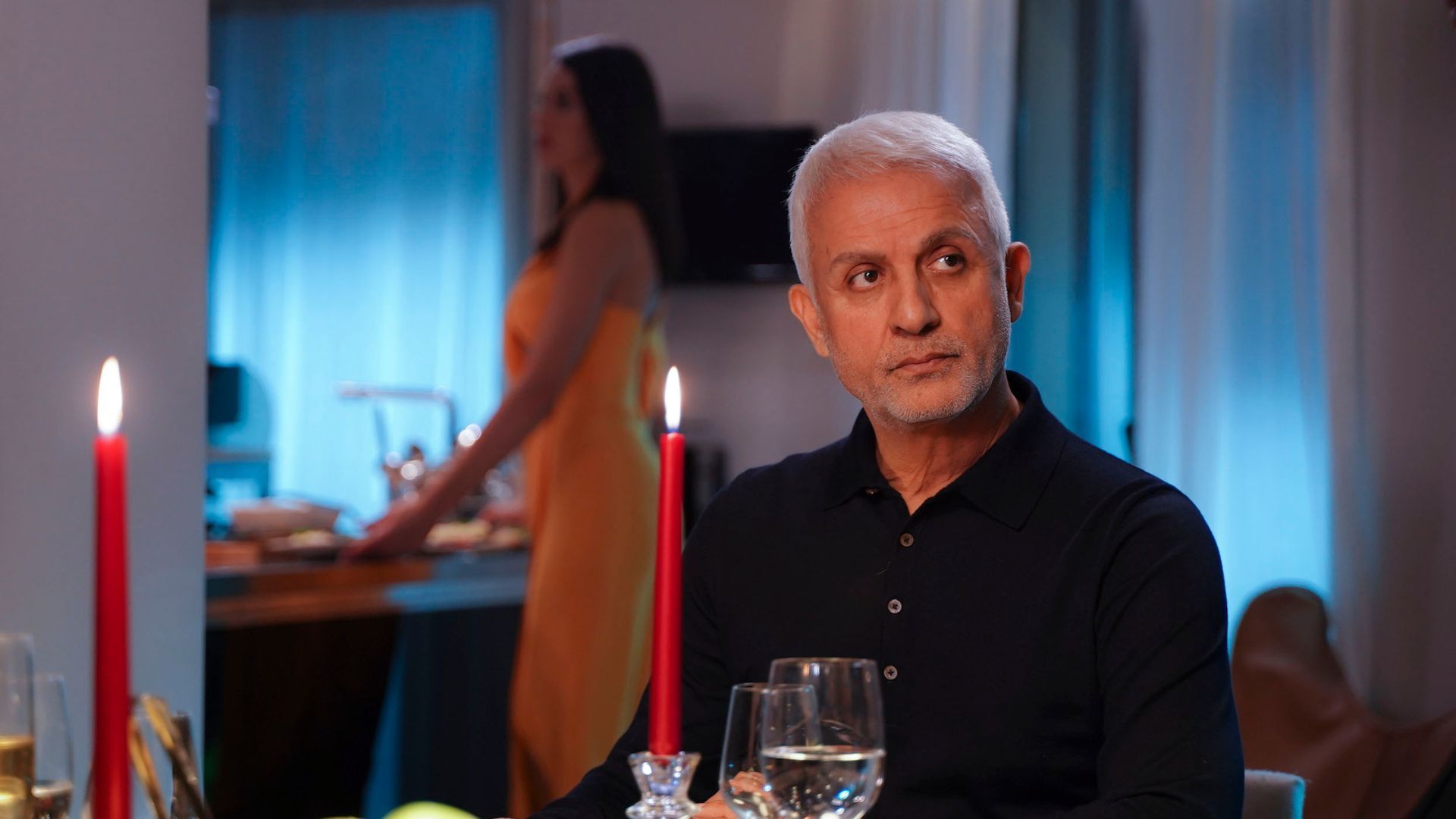 Talat Bulut (Halit Argun) e Tuvana Turkay (Leyla) in una scena di Forbidden Fruit 3.