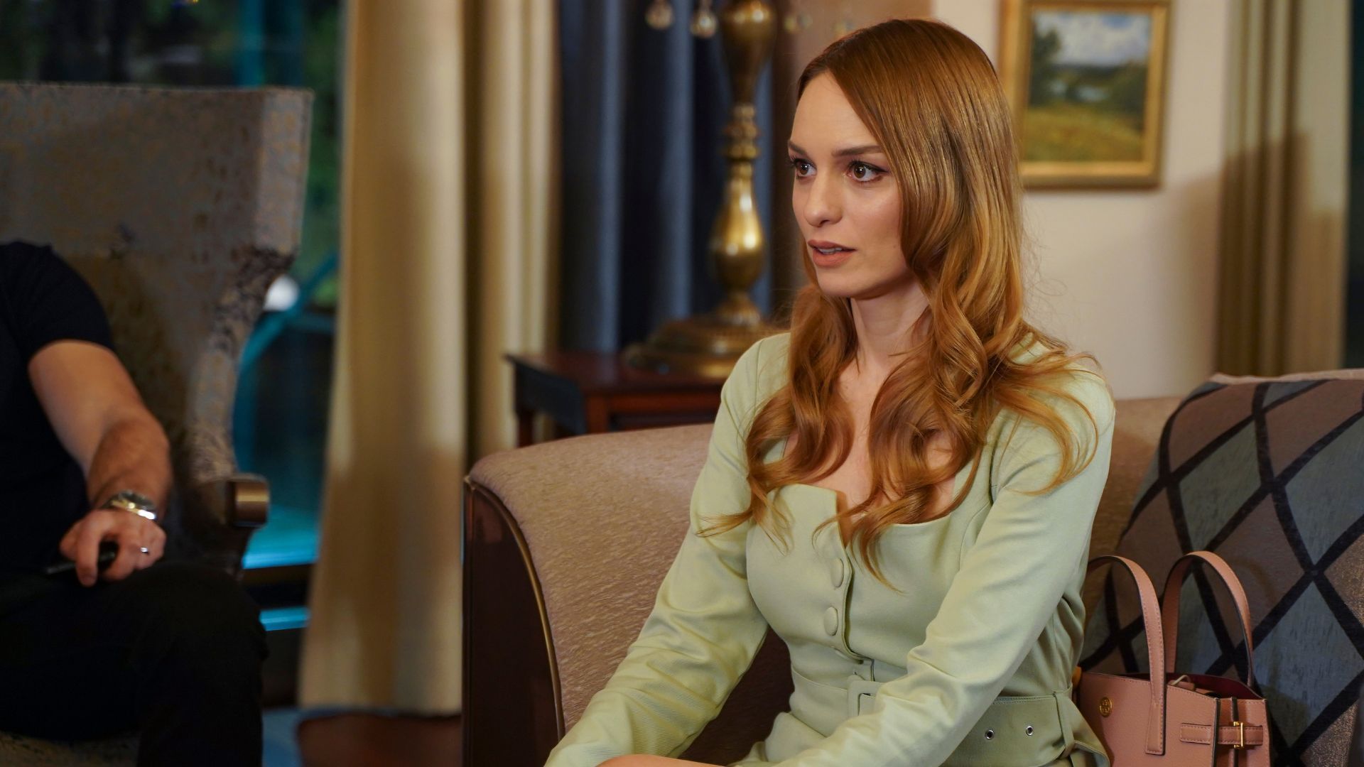 Nilperi Sahinkaya (Cansu) in una scena di Forbidden Fruit 4