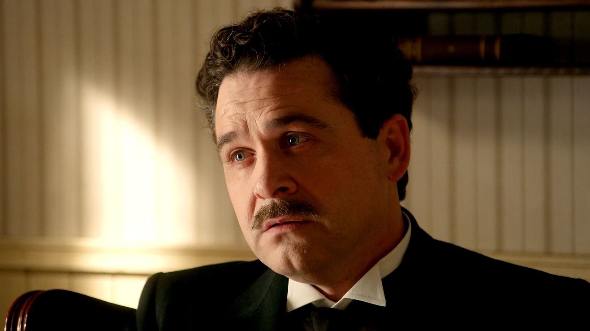 Carlos De Austria (Riccardo) in una scena de La Promessa