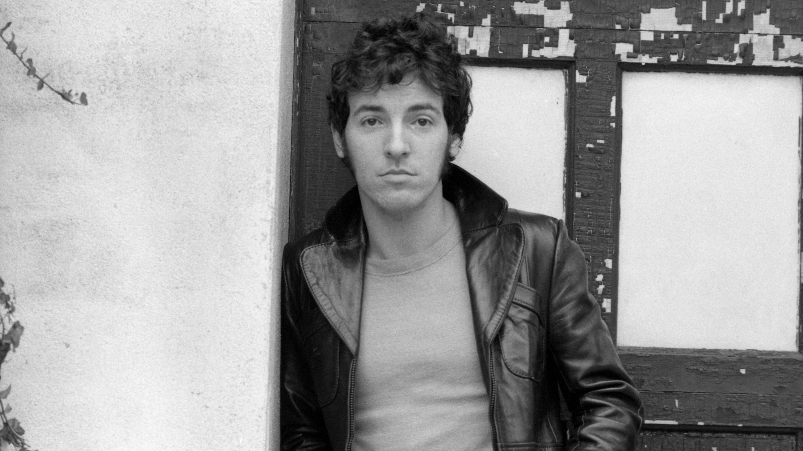 Bruce Springsteen posa per un ritratto il 17 ottobre 1979 a Holmdel, nel New Jersey - Credits Getty Images