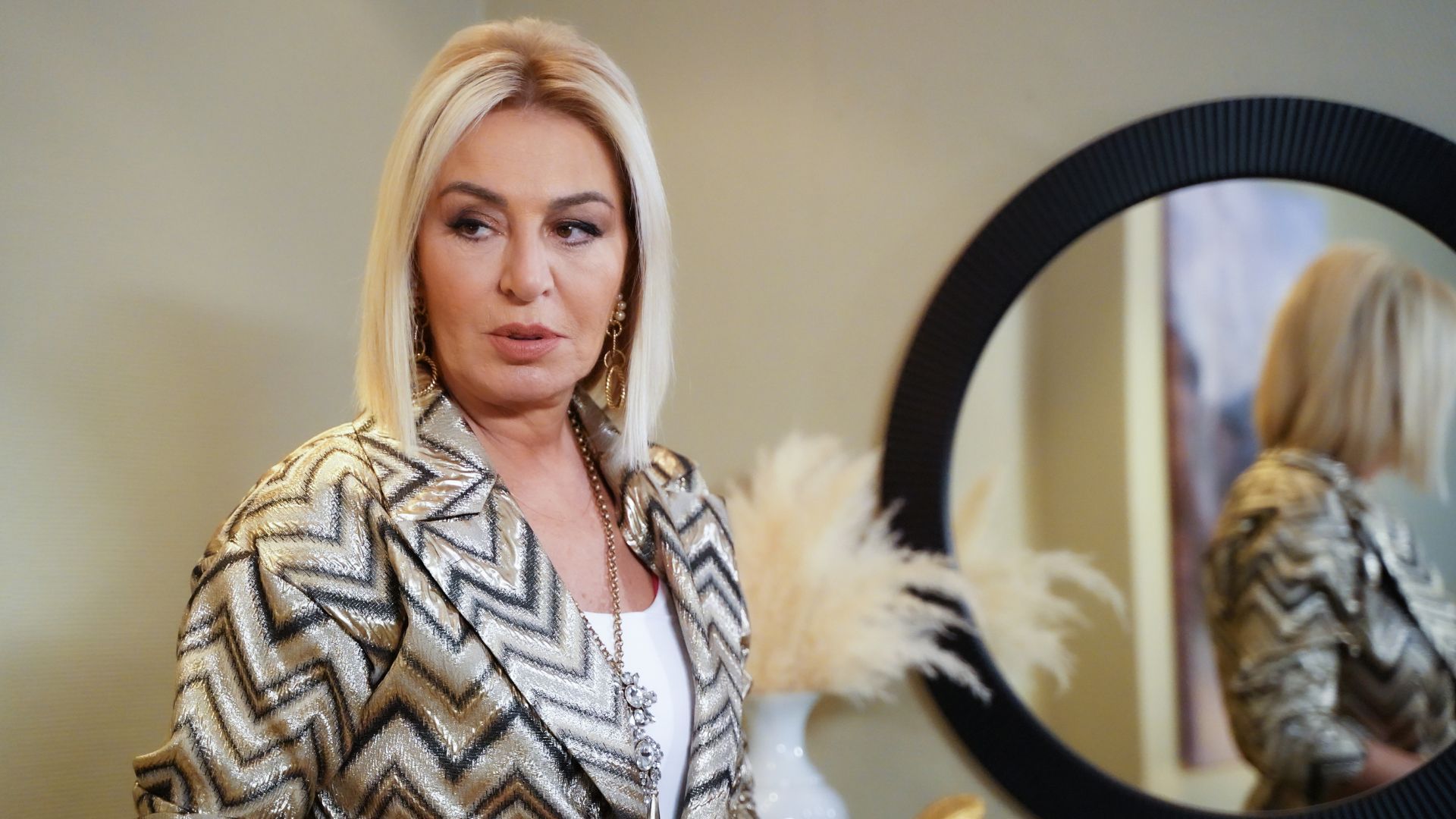 Gulenay Kalkan (Feride) in una scena di Forbidden Fruit 4
