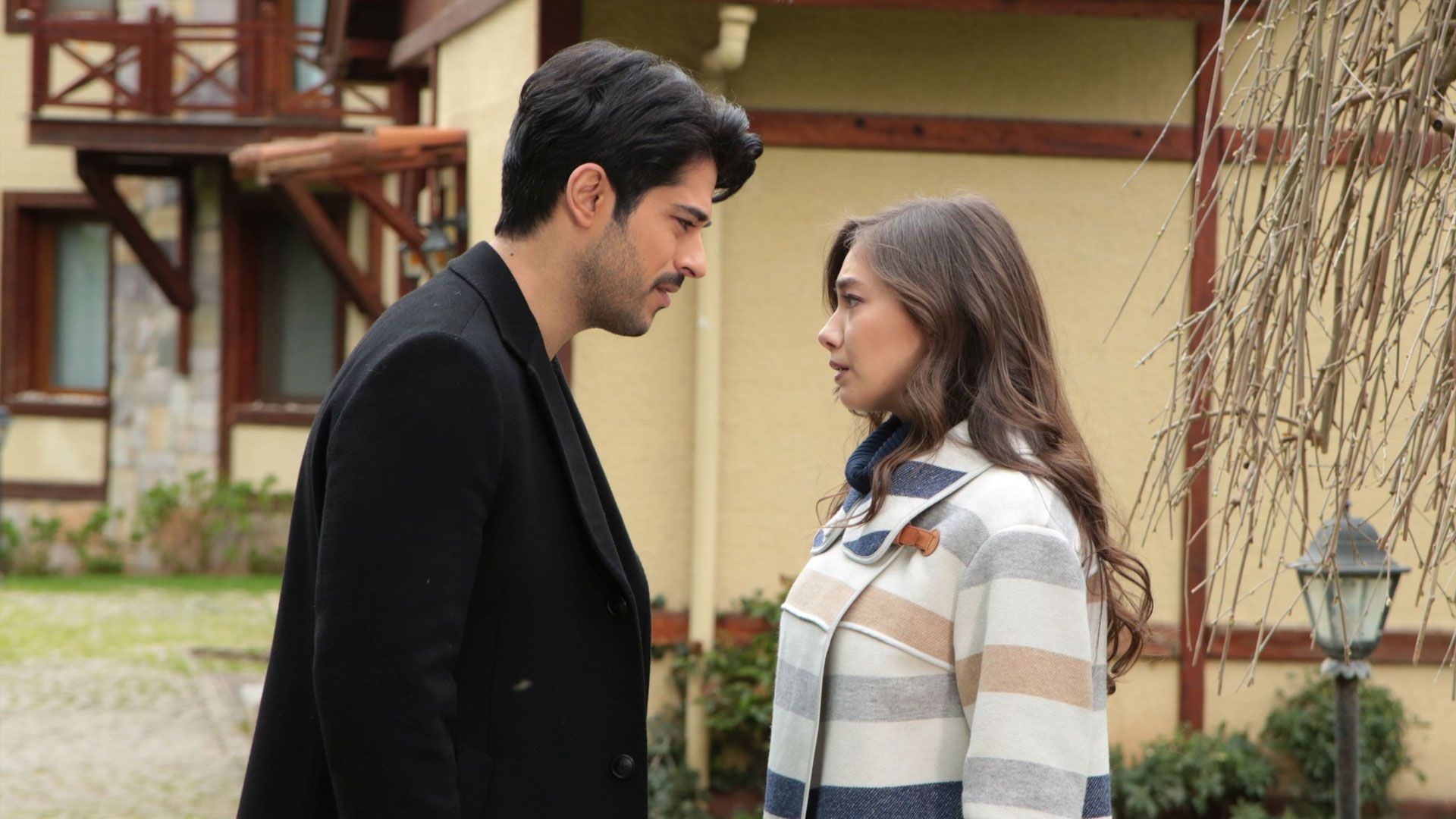 Kaan Urgancıoğlu (Emir Kozcuoğlu) e Neslihan Atagül (Nihan Sezin) in una scena di Endless Love