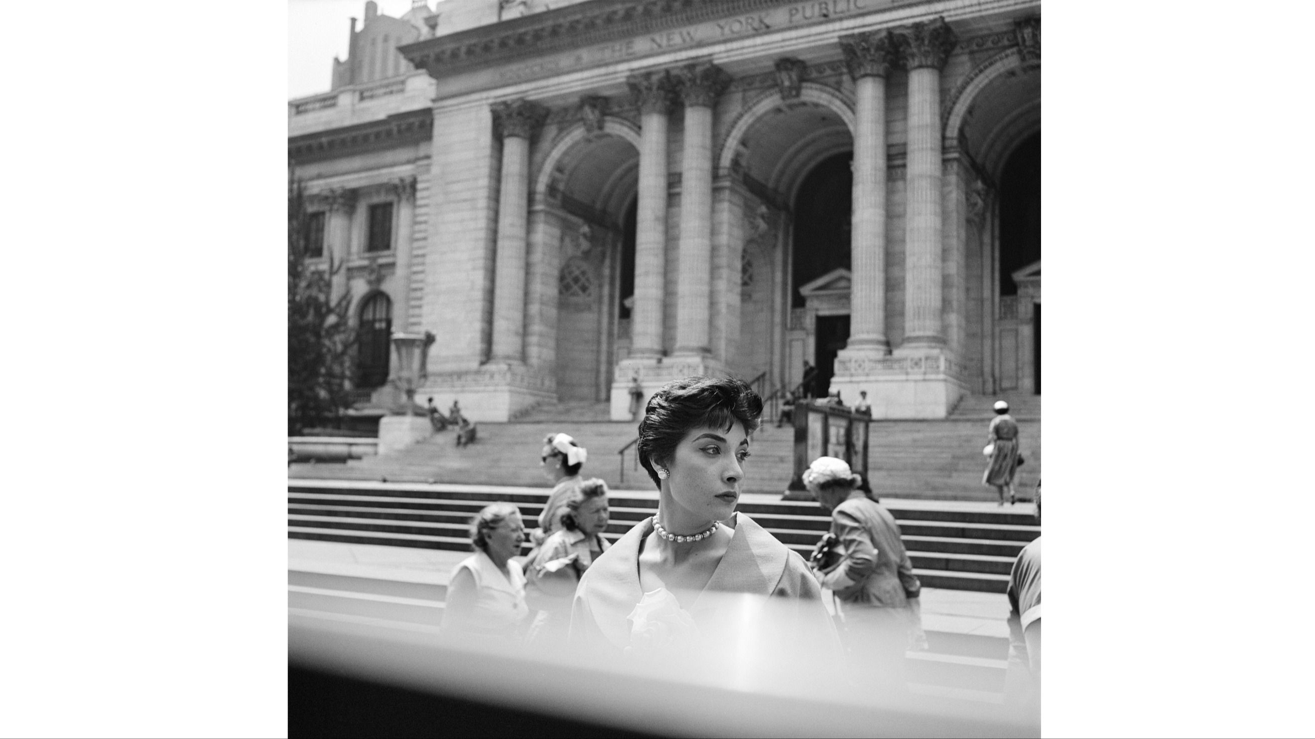Vivian Maier New York Public Library, NY, c. 1954 Gelatin silver print, 2012, 40x50 cm ©Estate of Vivian Maier, Courtesy of Maloof Collection and Howard Greenberg Gallery, NY