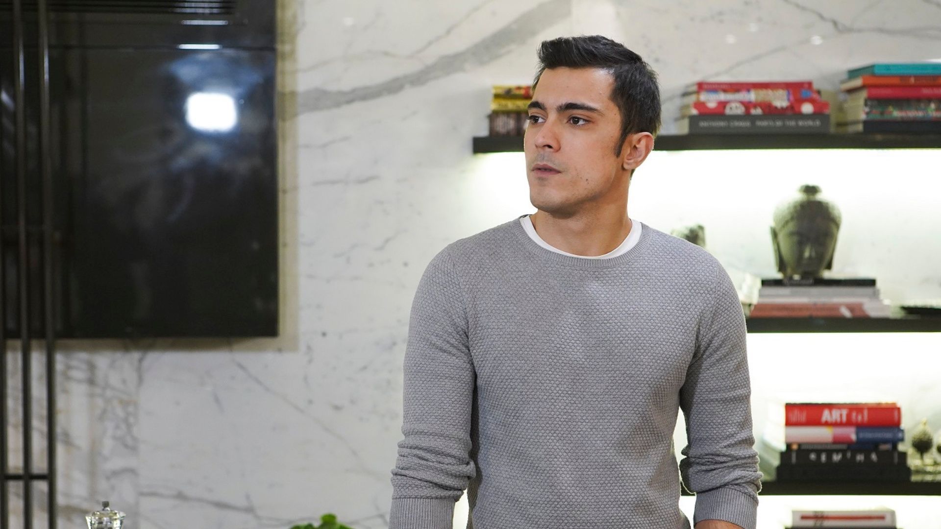 Dogac Yildiz (Yigit Ekinci) in una scena di Forbidden Fruit 3.