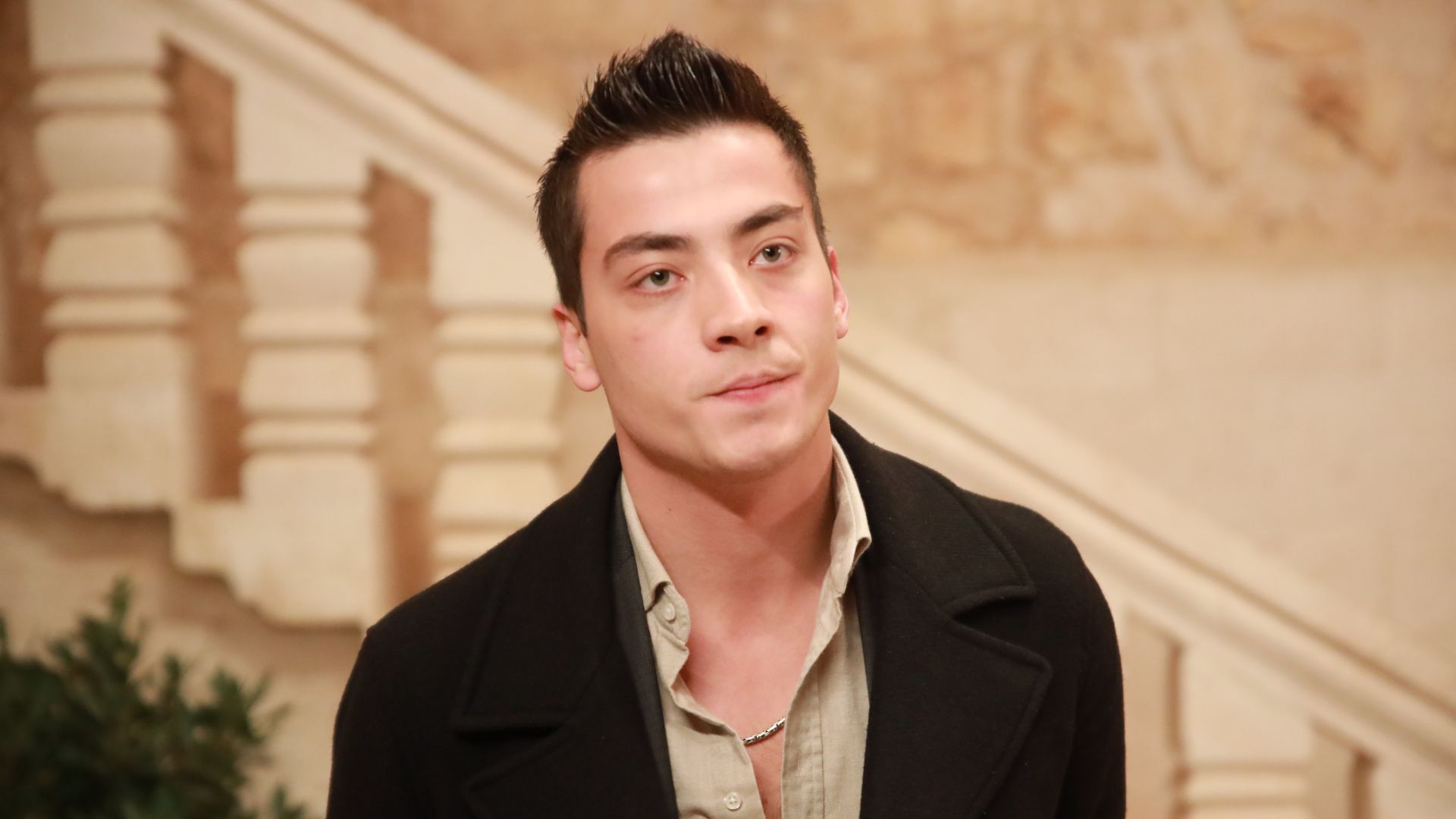 Atakan Özkaya (Kaya) in una scena di Far away
