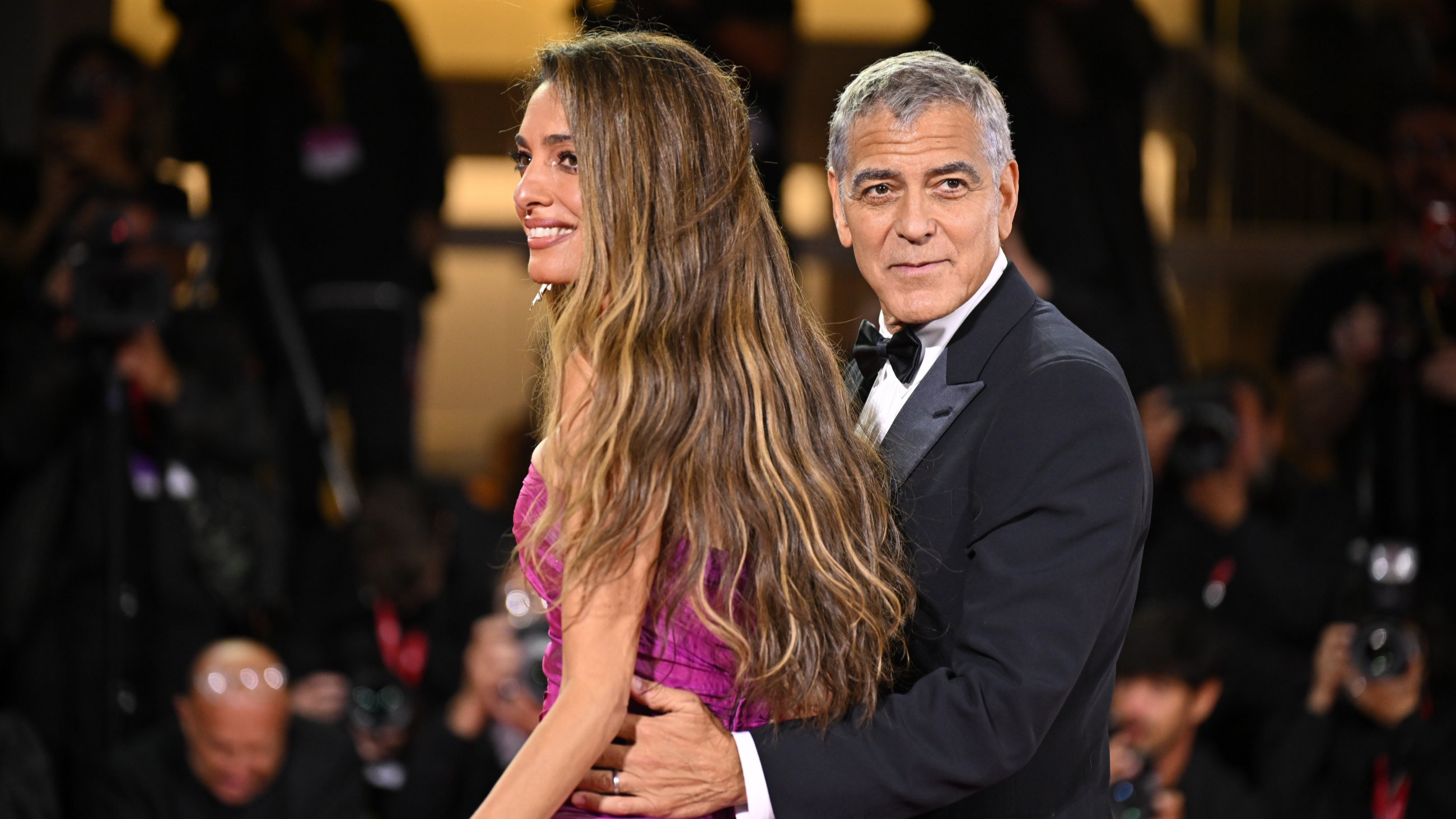 Amal e George Clooney sul tappeto rosso del Festival per il film Jay Kelly
Credit: Getty Images