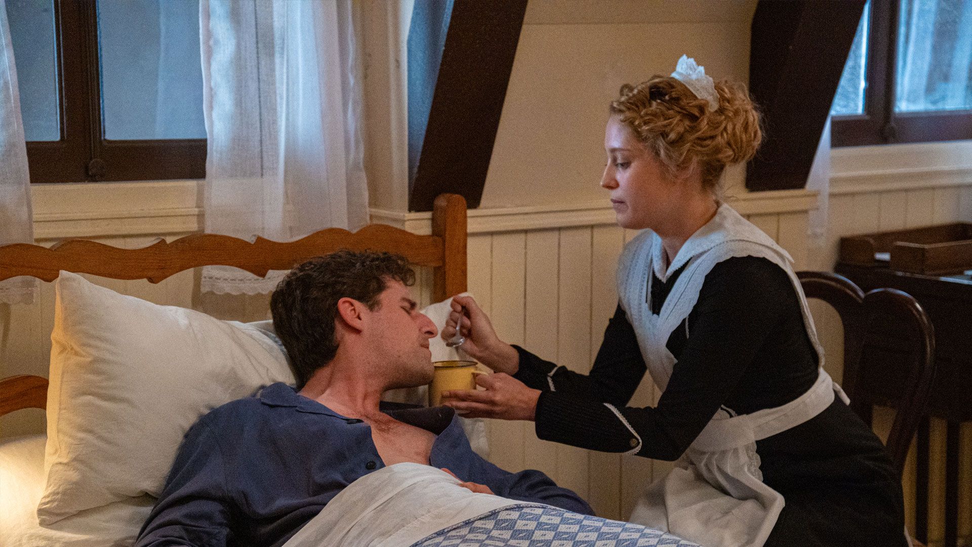 Enrique Fortún (Lopez Ruiz) e Ana Garces (Jana Exposito) in una scena de La promessa