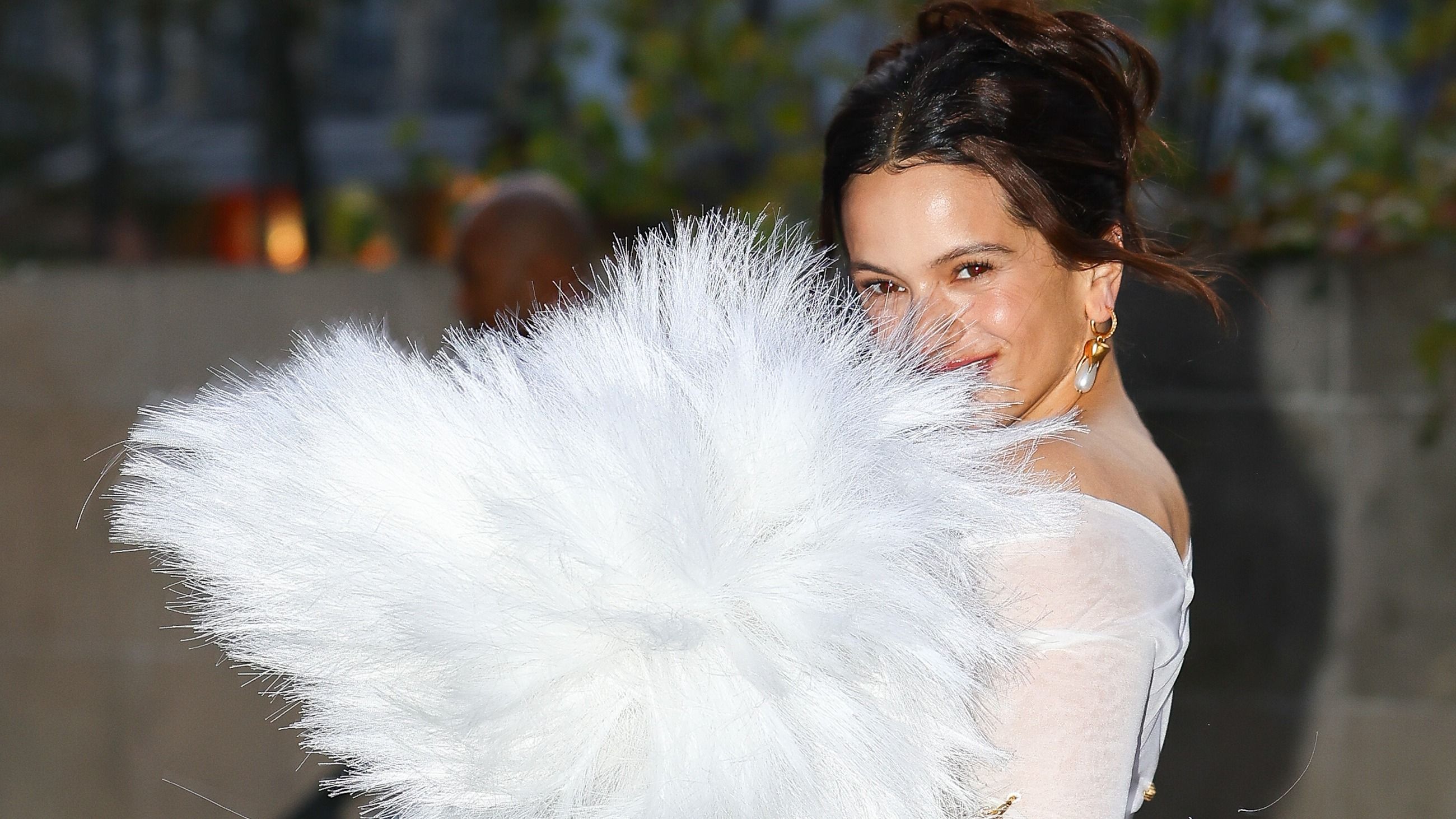 Rosalía partecipa alla sfilata Schiaparelli Womenswear Primavera/Estate 2026 durante la Settimana della Moda di Parigi il 2 ottobre 2025 a Parigi, Francia- Credits: Getty Images 