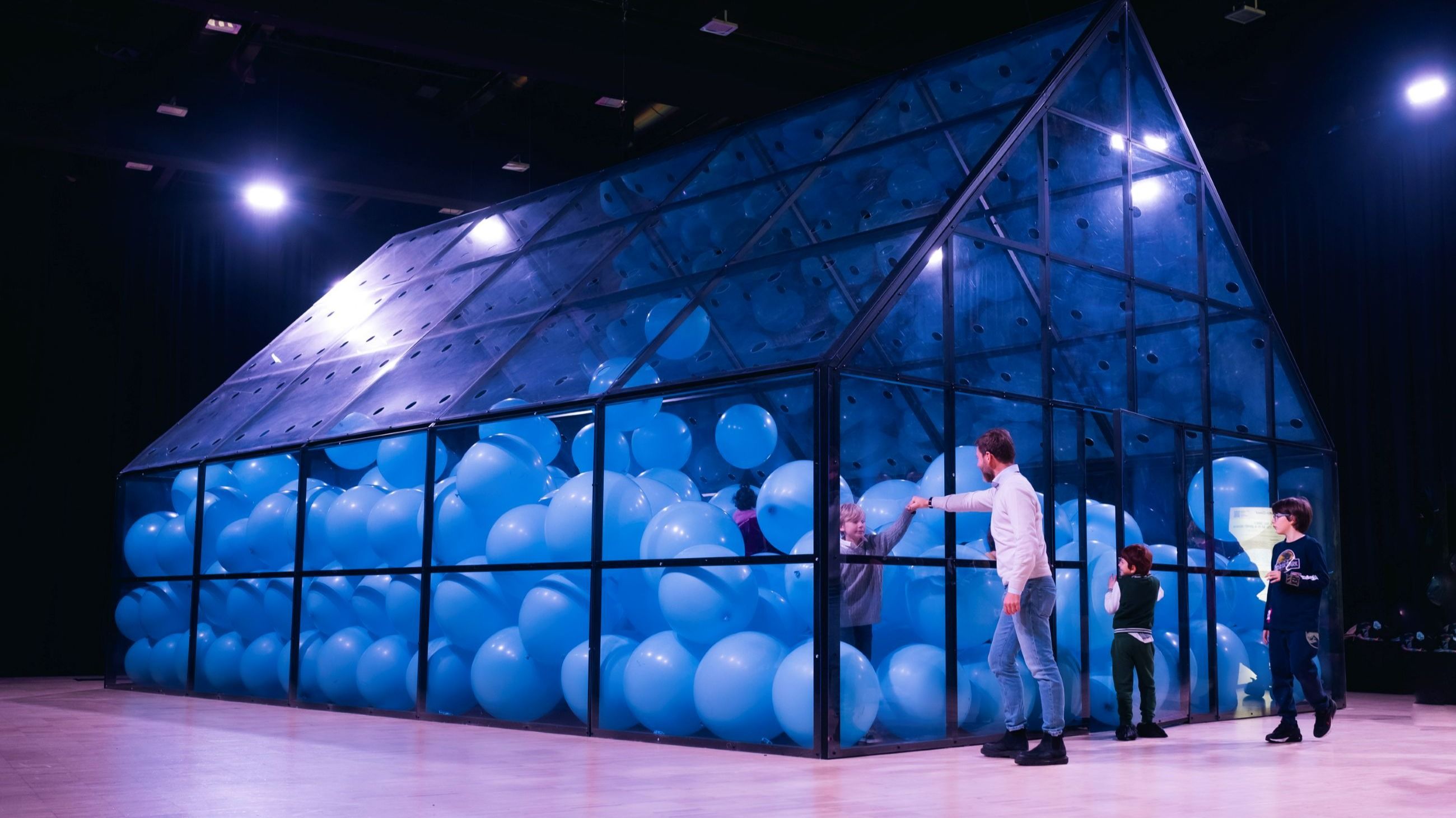 Martin Creed, Half the air in a given space: centinaia di palloncini azzurri trasformano lo spazio in un labirinto sensoriale - Credits: Balloon Museum