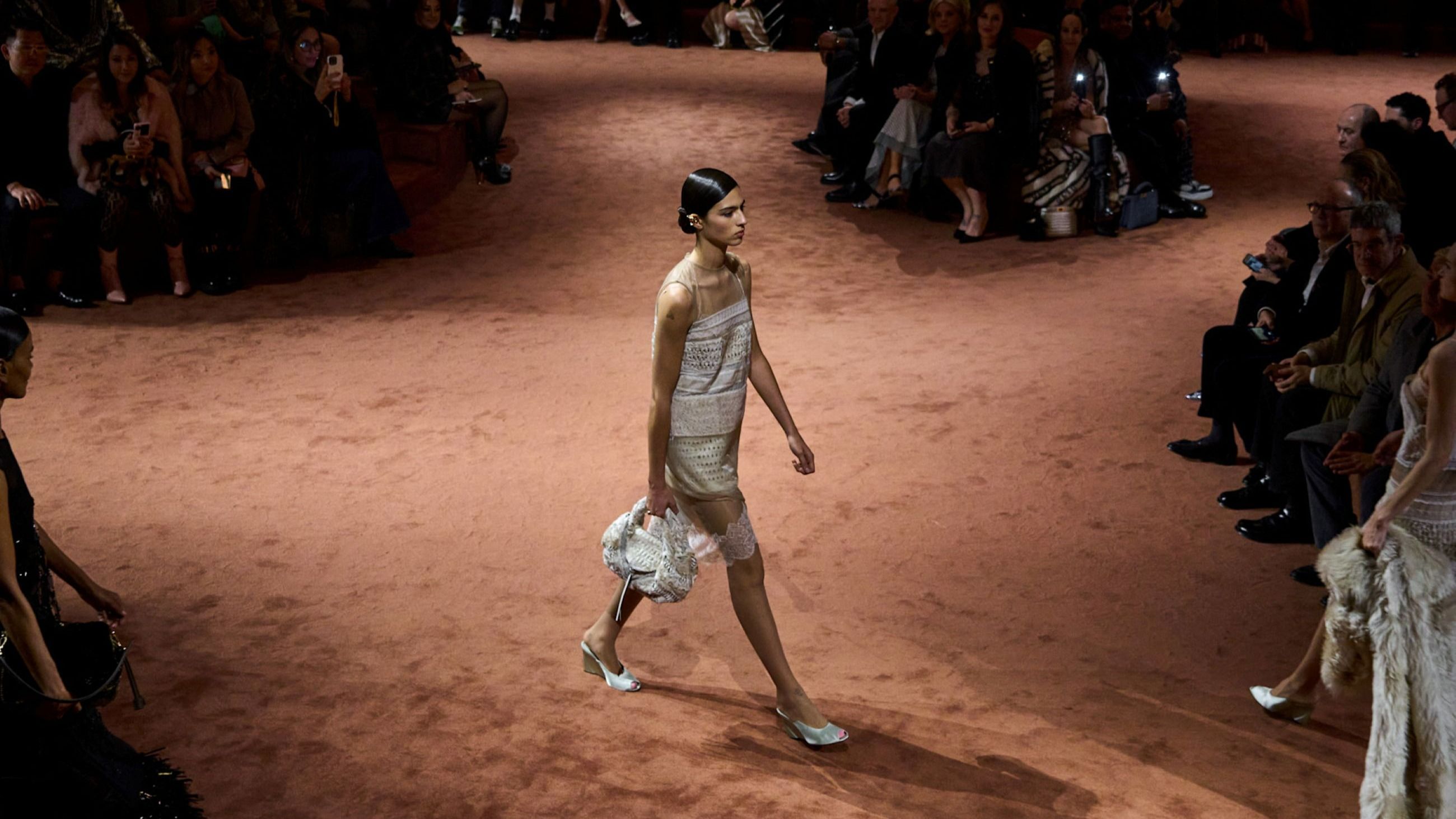 Dalla sfilata di Fendi FW2526, una variante chiara del modello Spy Bag - Credits: Launchmetrics.com/Spotlight