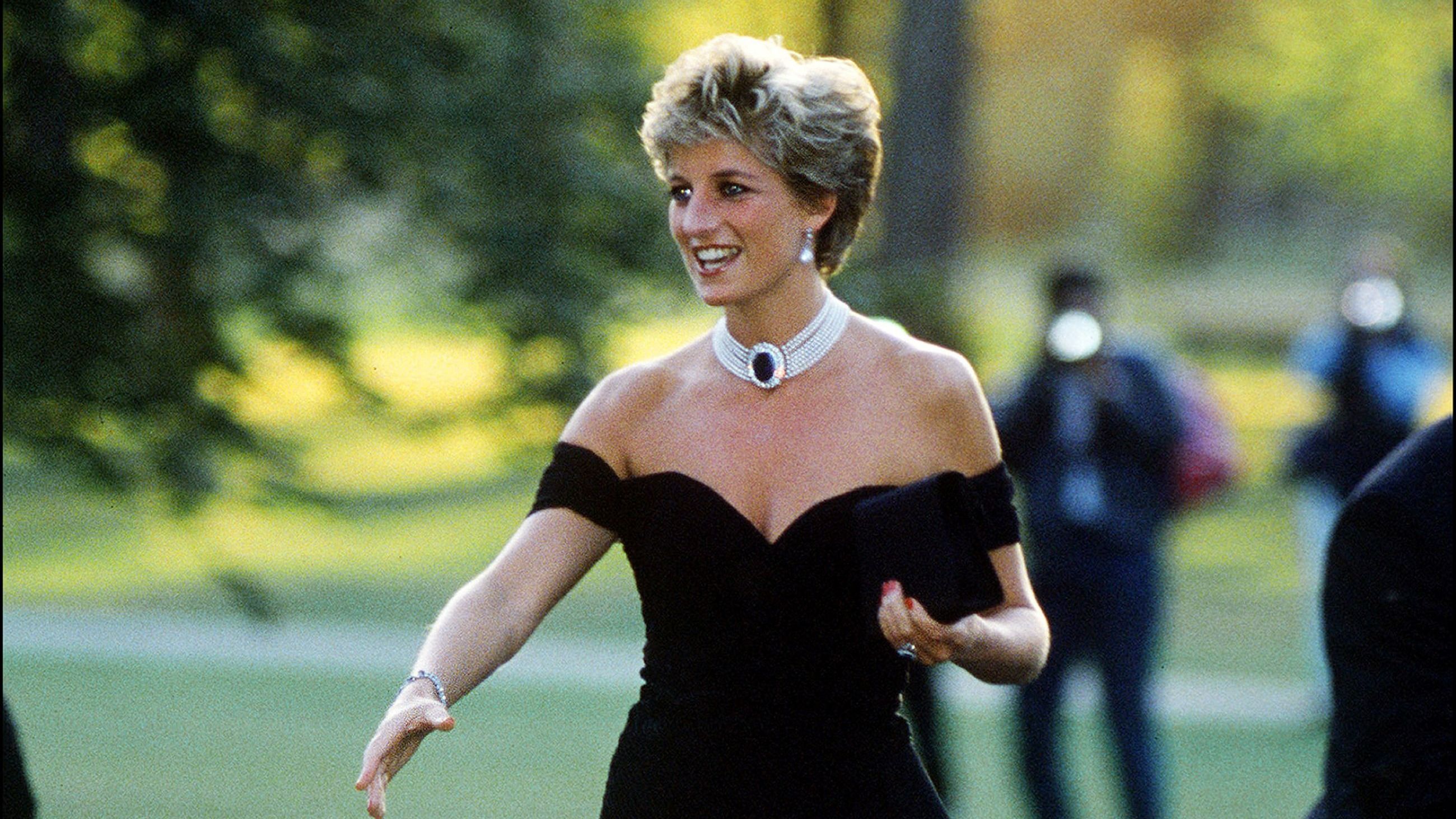 La principessa Diana (1961–1997) arriva alla Serpentine Gallery di Londra, indossando un abito firmato da Christina Stambolian, giugno 1994 - Credits: Getty Images