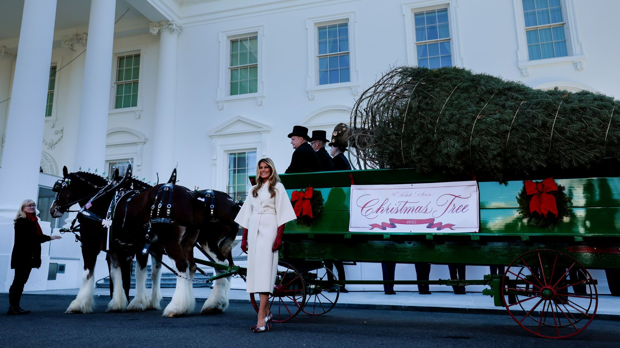 La first lady Melania Trump dà il benvenuto all'albero di Natale ufficiale della Casa Bianca per il 2025 davanti al Portico Nord della Casa Bianca il 24 novembre 2025 a Washington, DC - Credits Getty Images 