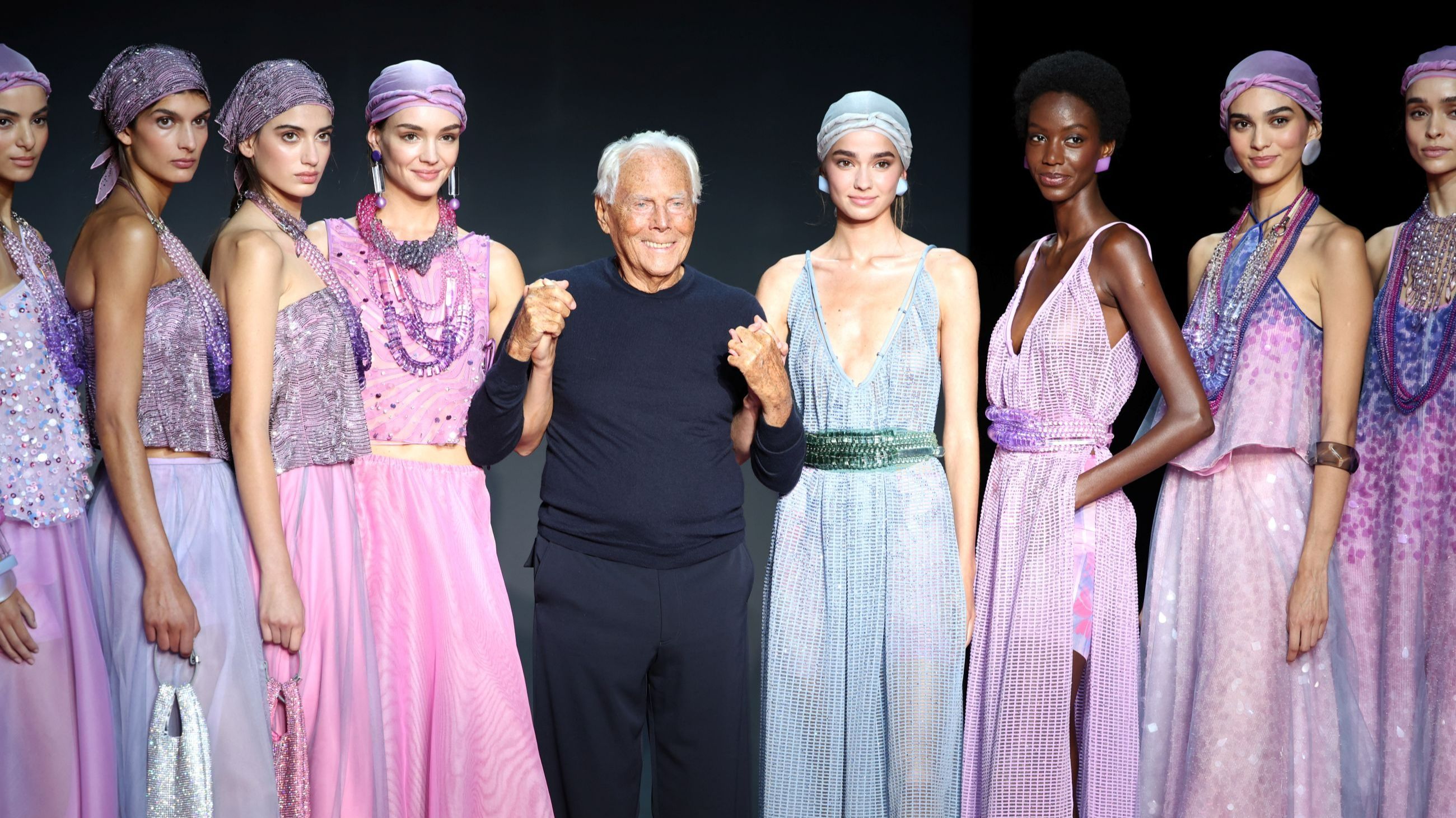 Giorgio Armani insieme alle sue modelle durante la Milano Fashion Week per la SS24