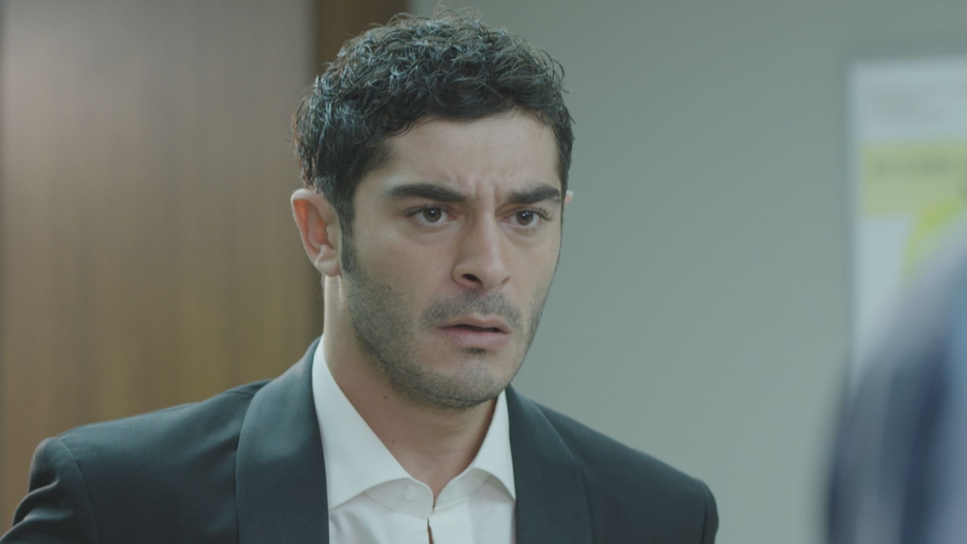 Burak Deniz (Mahir Yilmaz) in una scena di Racconto di una notte