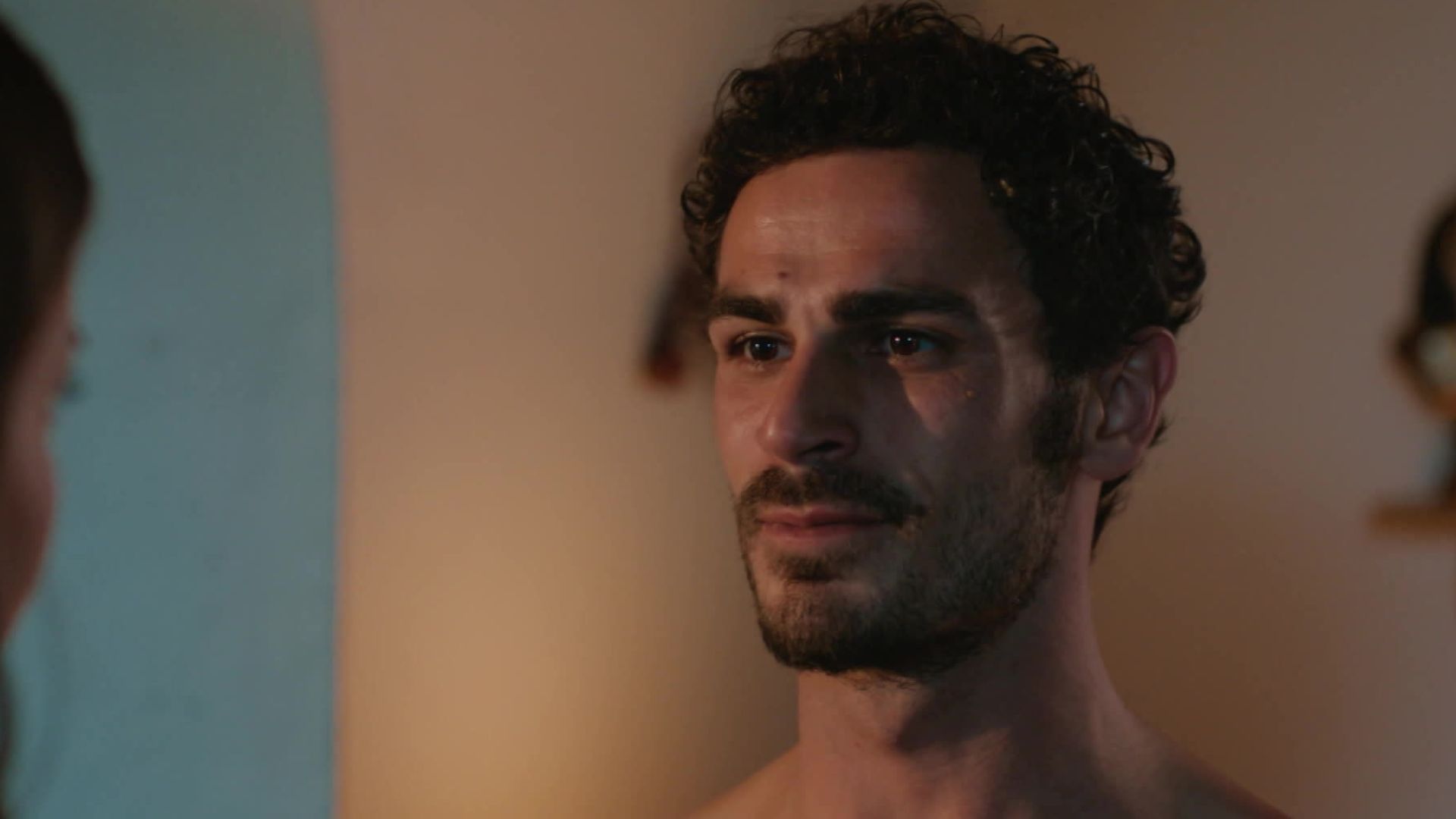 Erdem Kaynarca (Batu) in una scena di Be My Sunshine