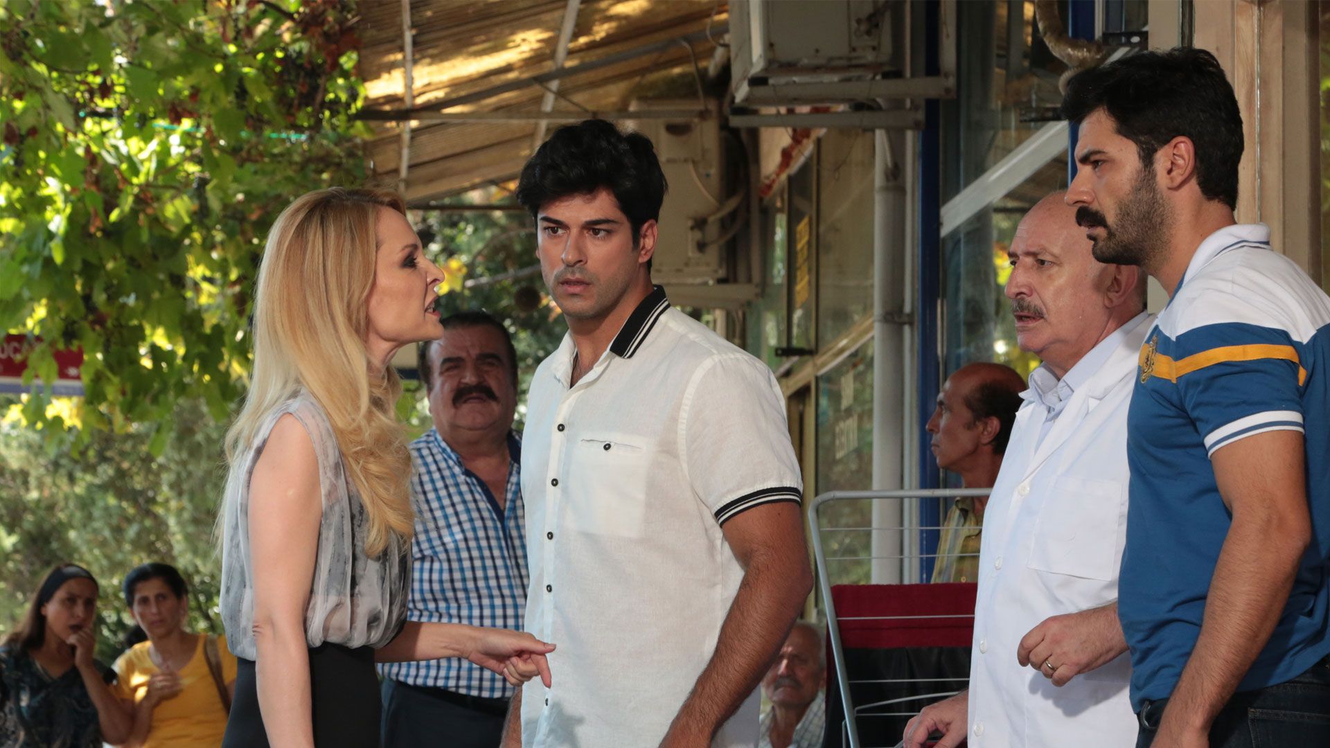 Nese Baykent (Vildan Sezin), Burak Özçivit (Kemal Soydere), Orhan Güner (Hüseyin) e Ruzgar Aksoy (Tarik Soydere) in Endless Love
