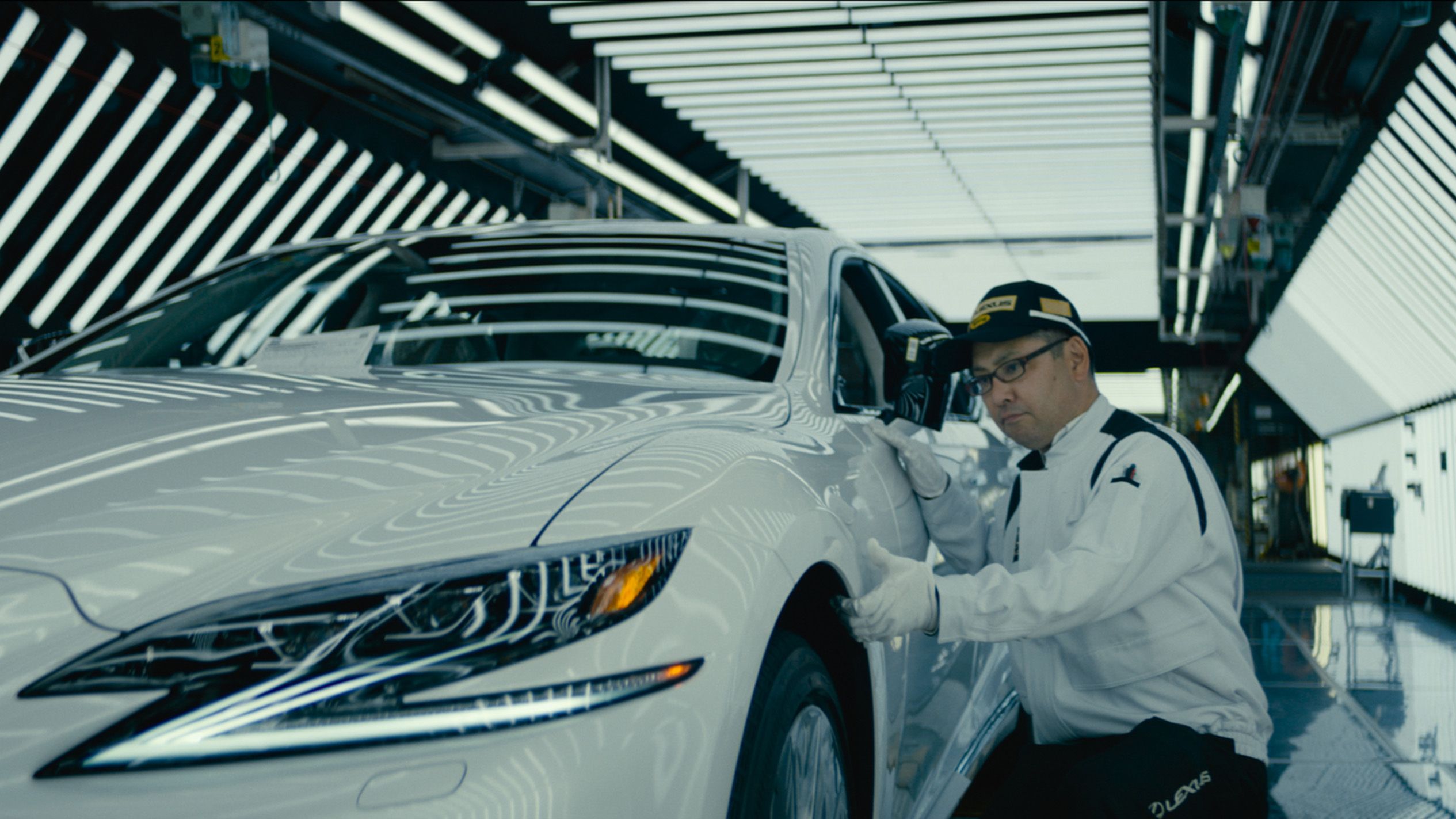 Un maestro Takumi di Lexus durante le fasi di controllo qualità: l’eccellenza artigianale giapponese applicata all’automotive. (Crediti: Lexus Italia) 