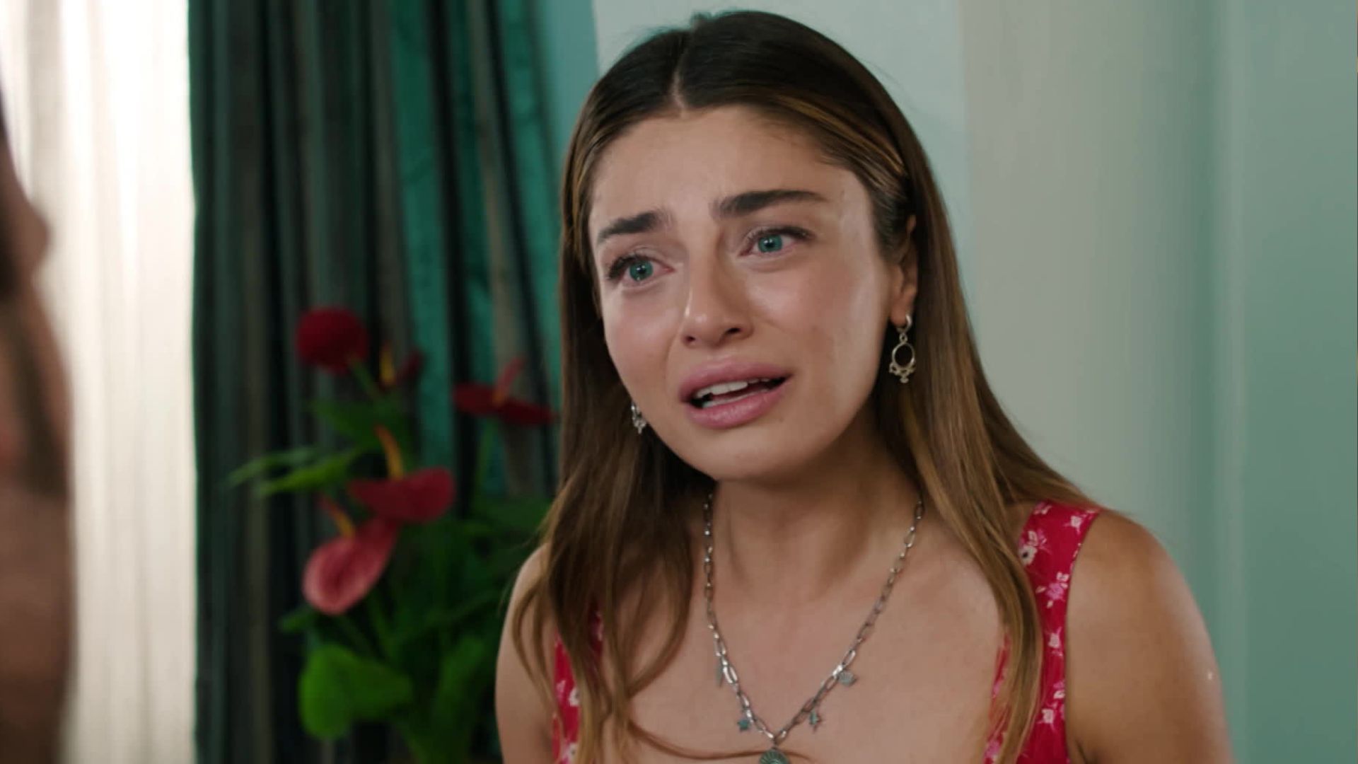 Ayca Aysin Turan (Haziran) in una scena di Be my sunshine