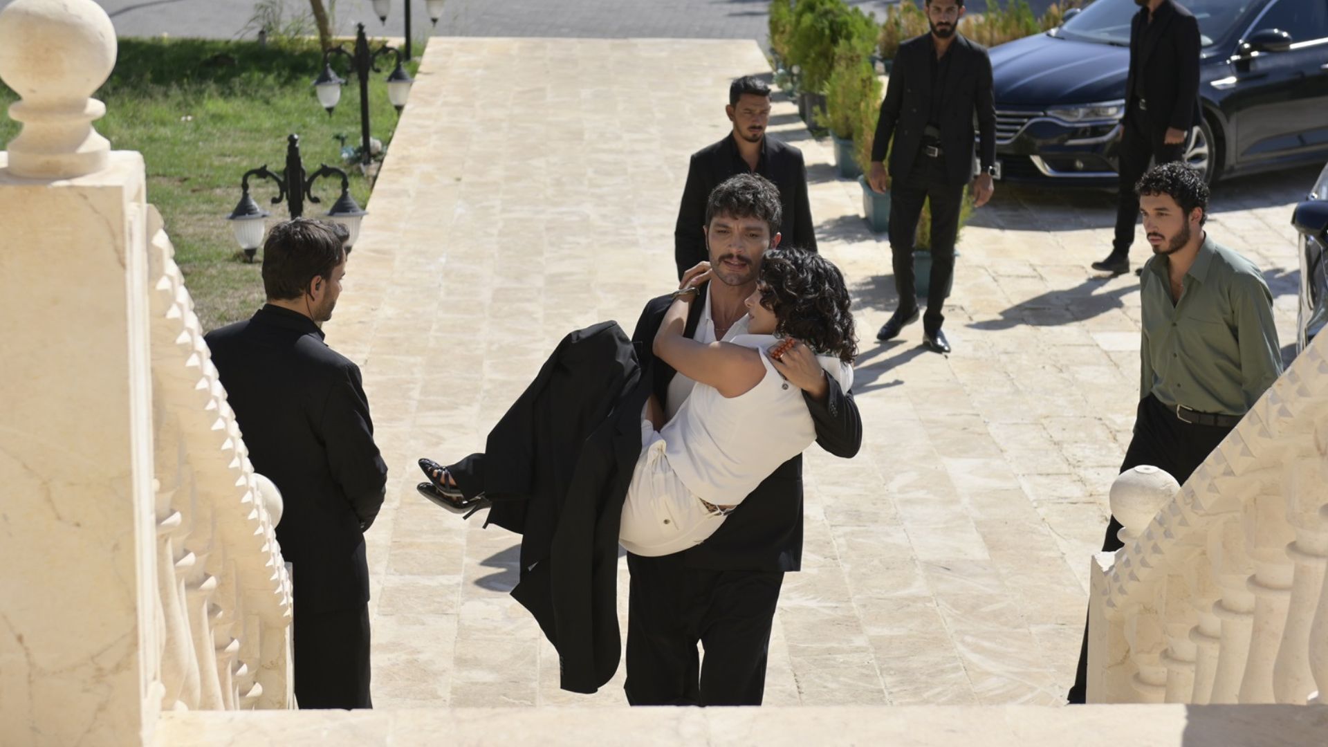 Ilhan Sen (Serhat) e Aybuke Pusat (Melek) in una scena de L'Erede