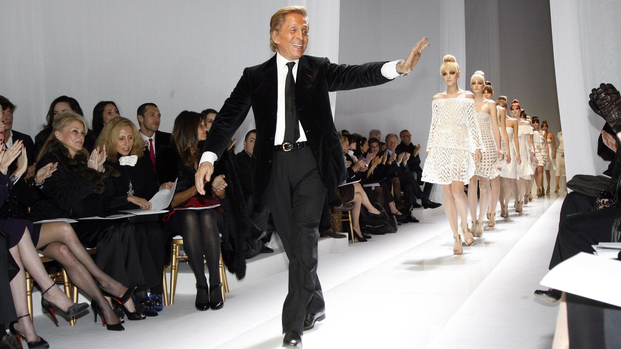 Lo stilista Valentino Garavani saluta mentre sfila in passerella alla sfilata di Valentino, durante la Settimana della Moda Haute Couture Primavera-Estate 2007 di Parigi al Beaux Arts Centre - Credits: Getty Images