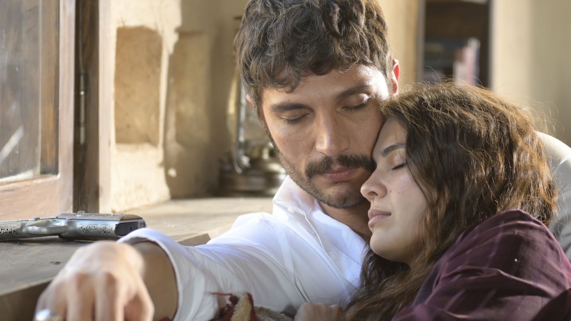 Ilhan Sen (Serhat) e Biran Damla Yilmaz (Yildiz) in una scena de L'Erede
