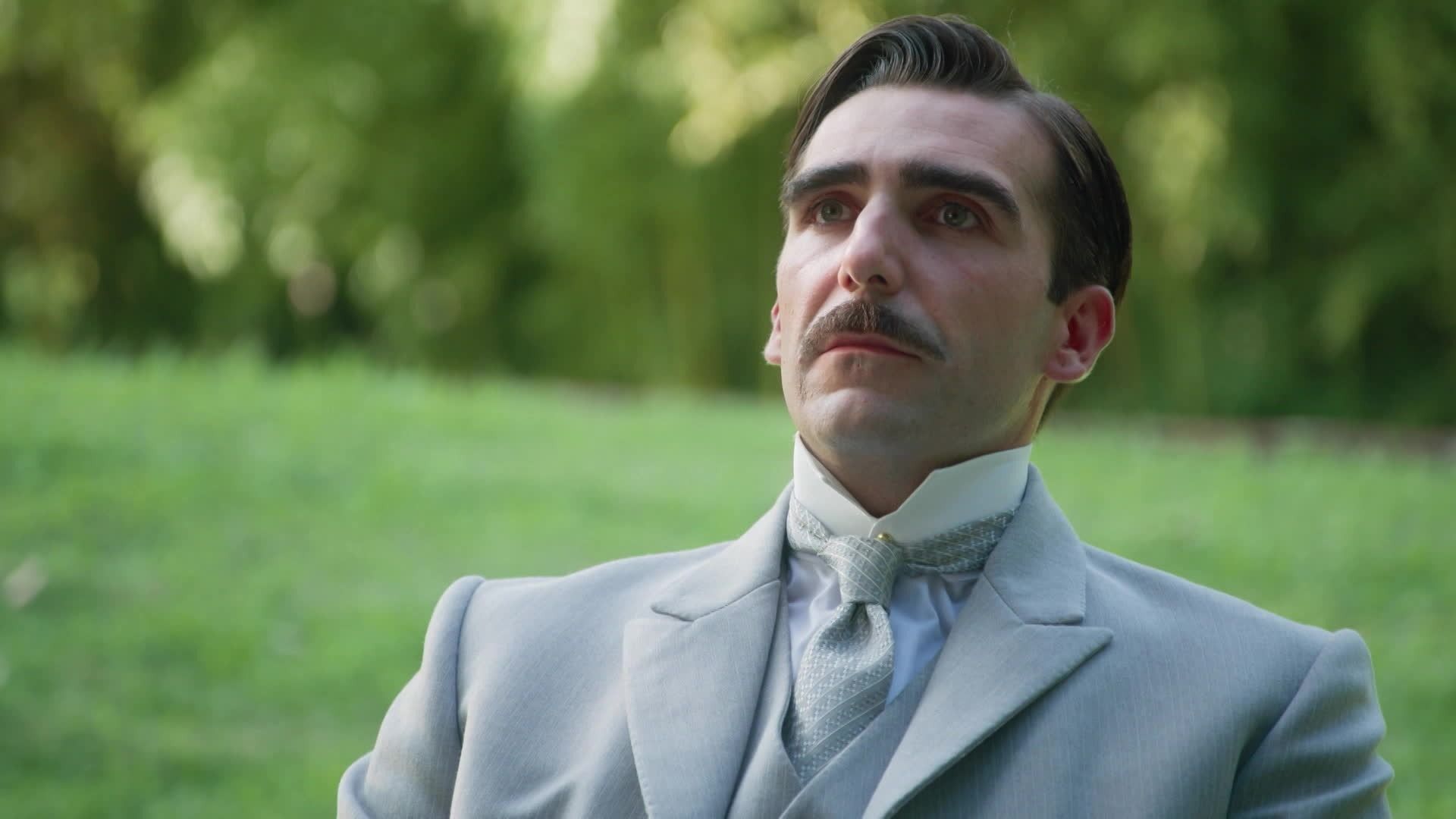 Lorenzo, interpretato da Guillermo Serrano, in una scena de La Promessa