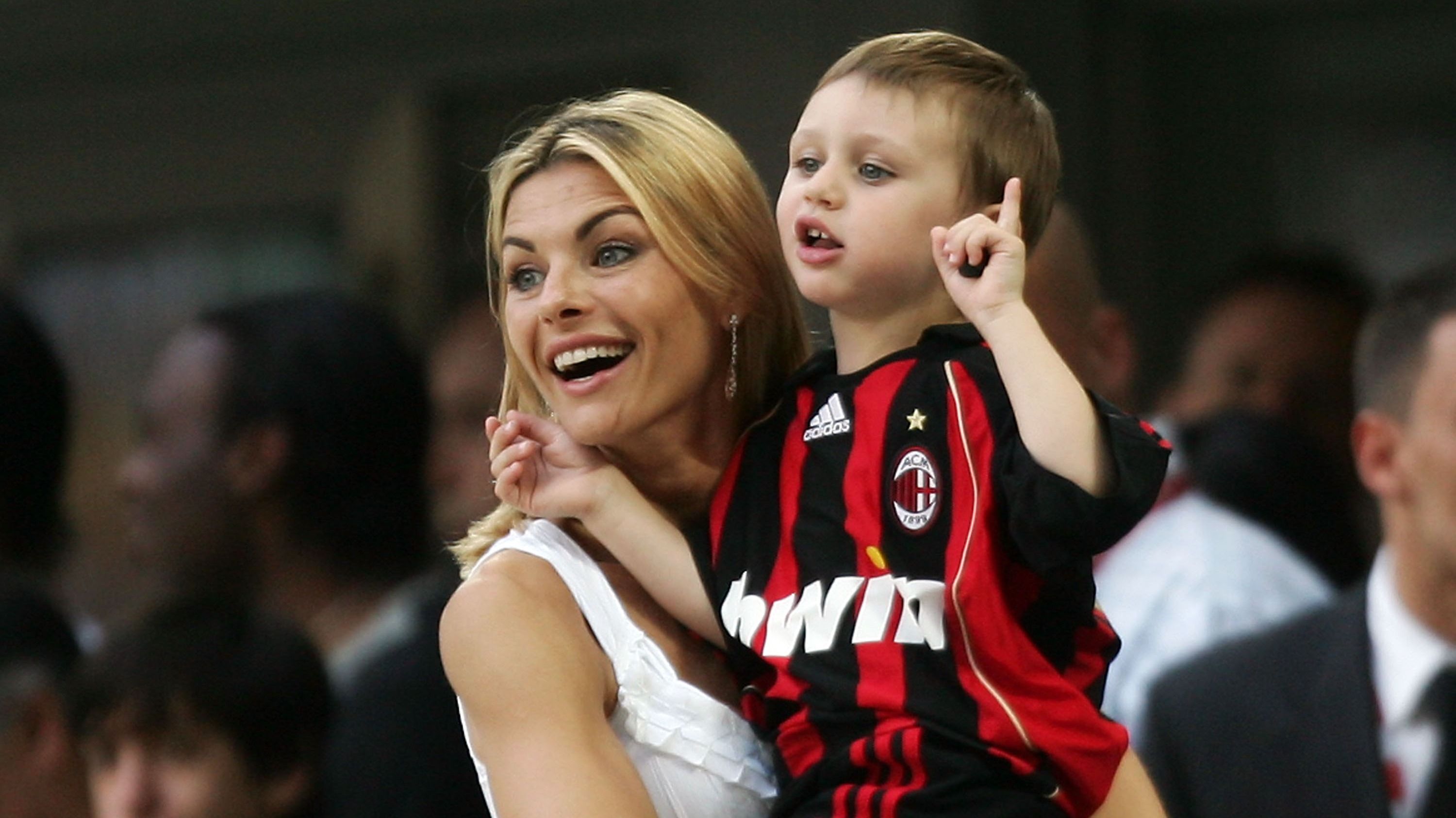 Achille da bambino con la mamma Martina Colombari durante una partita del papà Billy Costacurta (foto: Ansa)