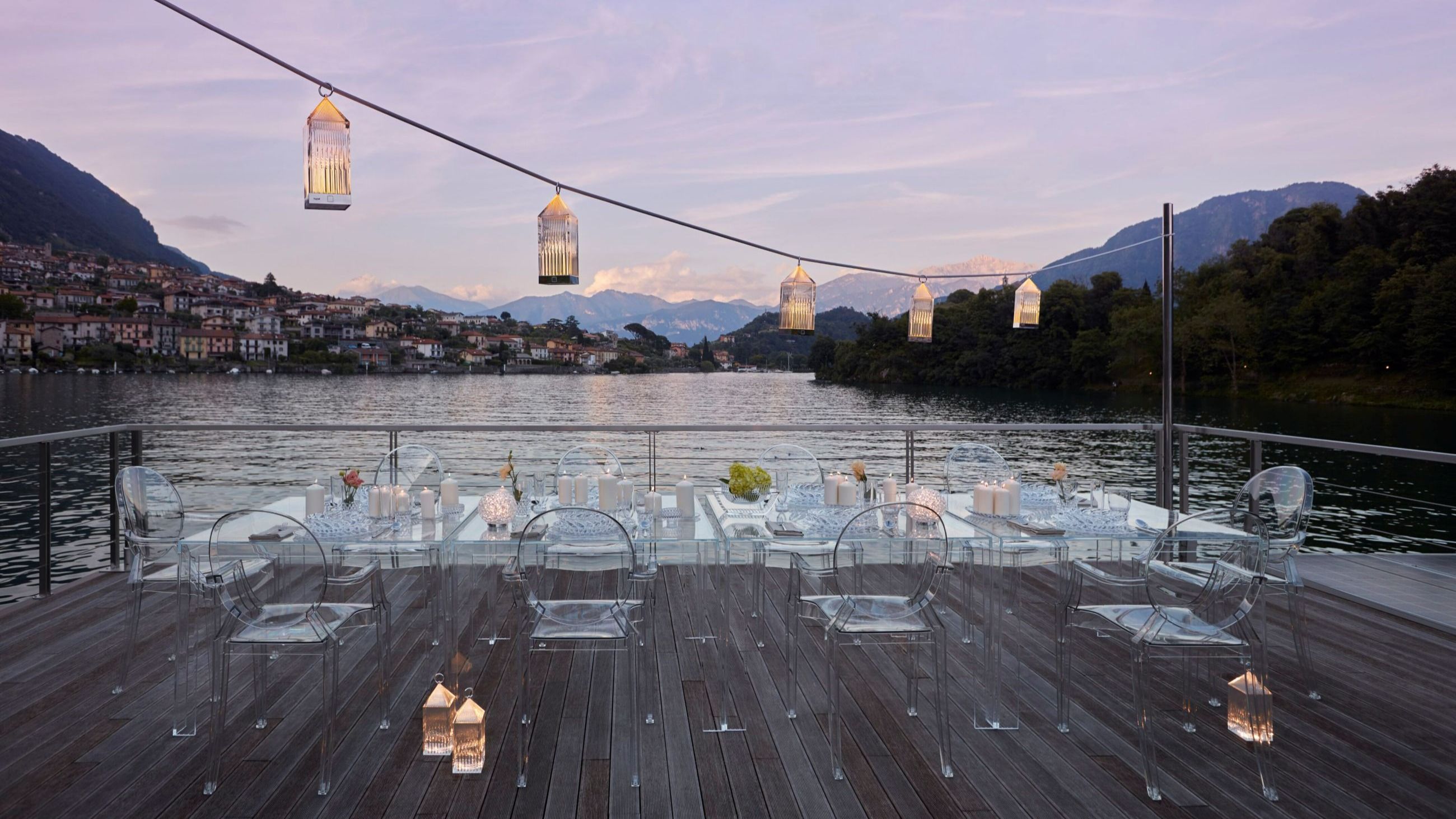 Aperitivo sul lago firmato Kartell: sedie Louis Ghost e accessori tavola Jellies Family - Courtesy Kartell