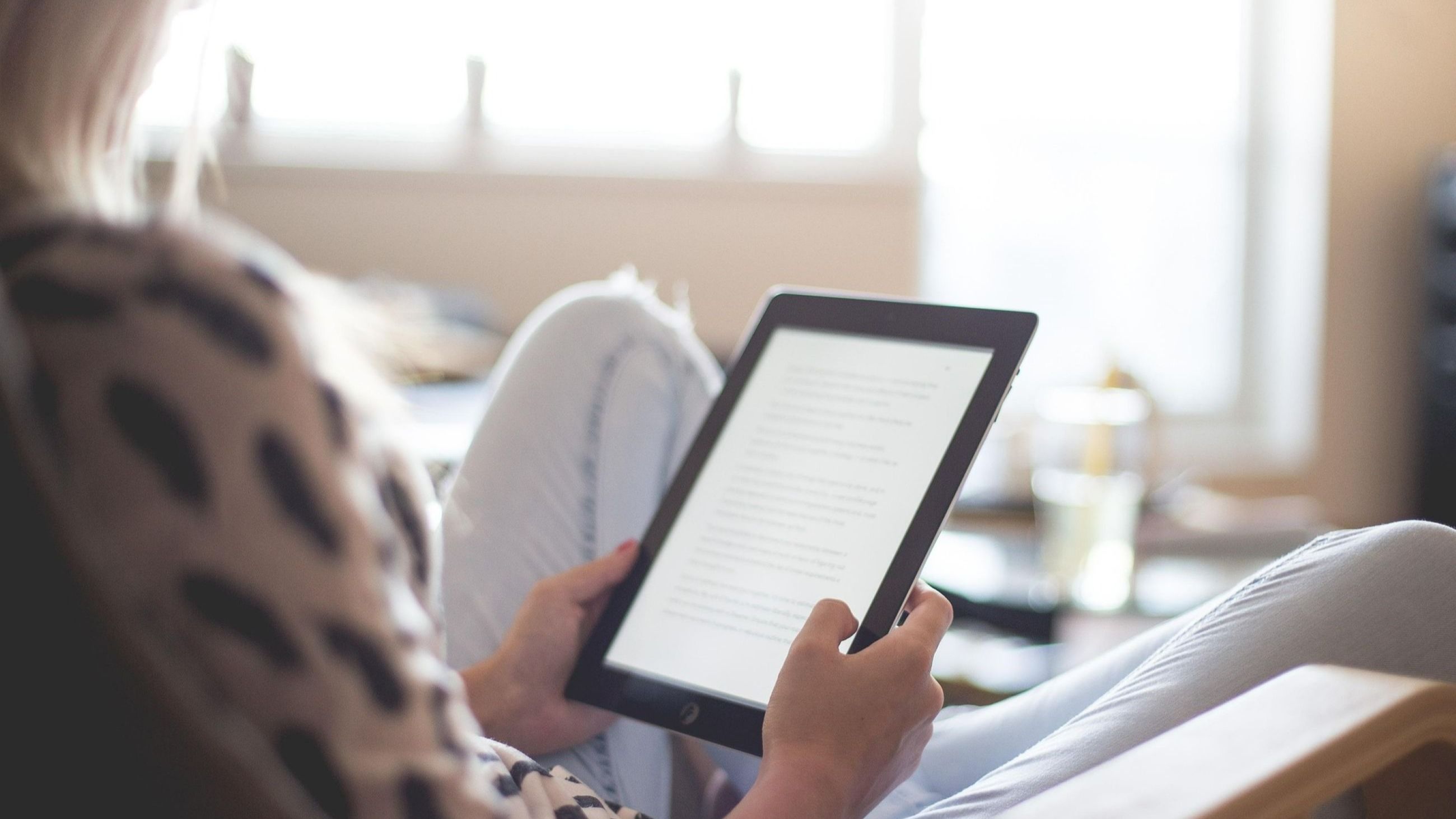 Ragazza legge da Kindle