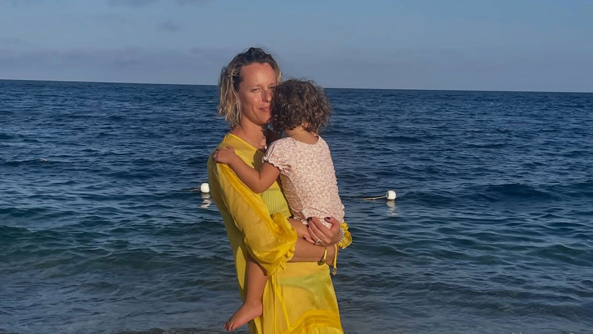 Federica Pellegrini tiene in braccio la figlia Matilde su una spiaggia in riva al mare | Instagram: @kikkafede88