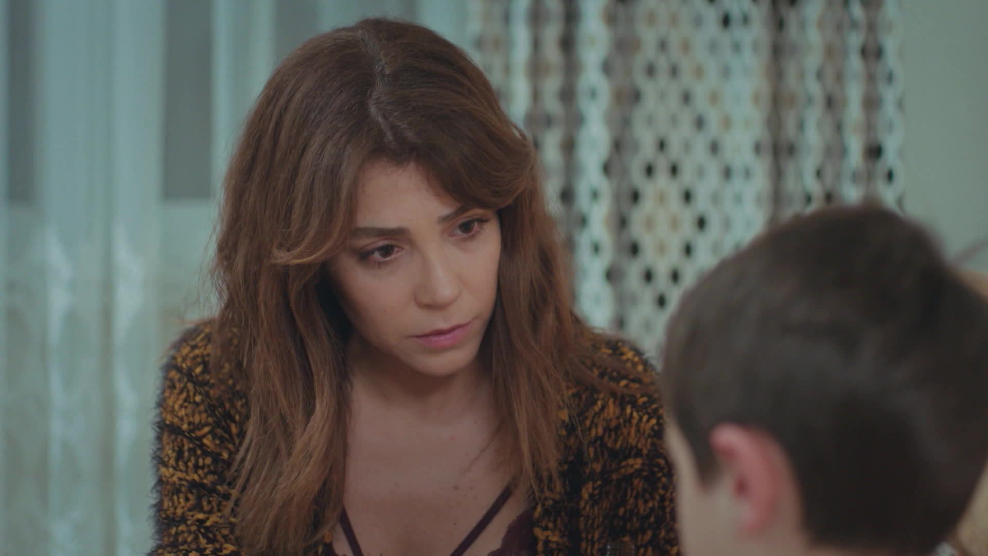 Gokce Eyuboglu (Ceyda) in una scena de La Forza di una donna.