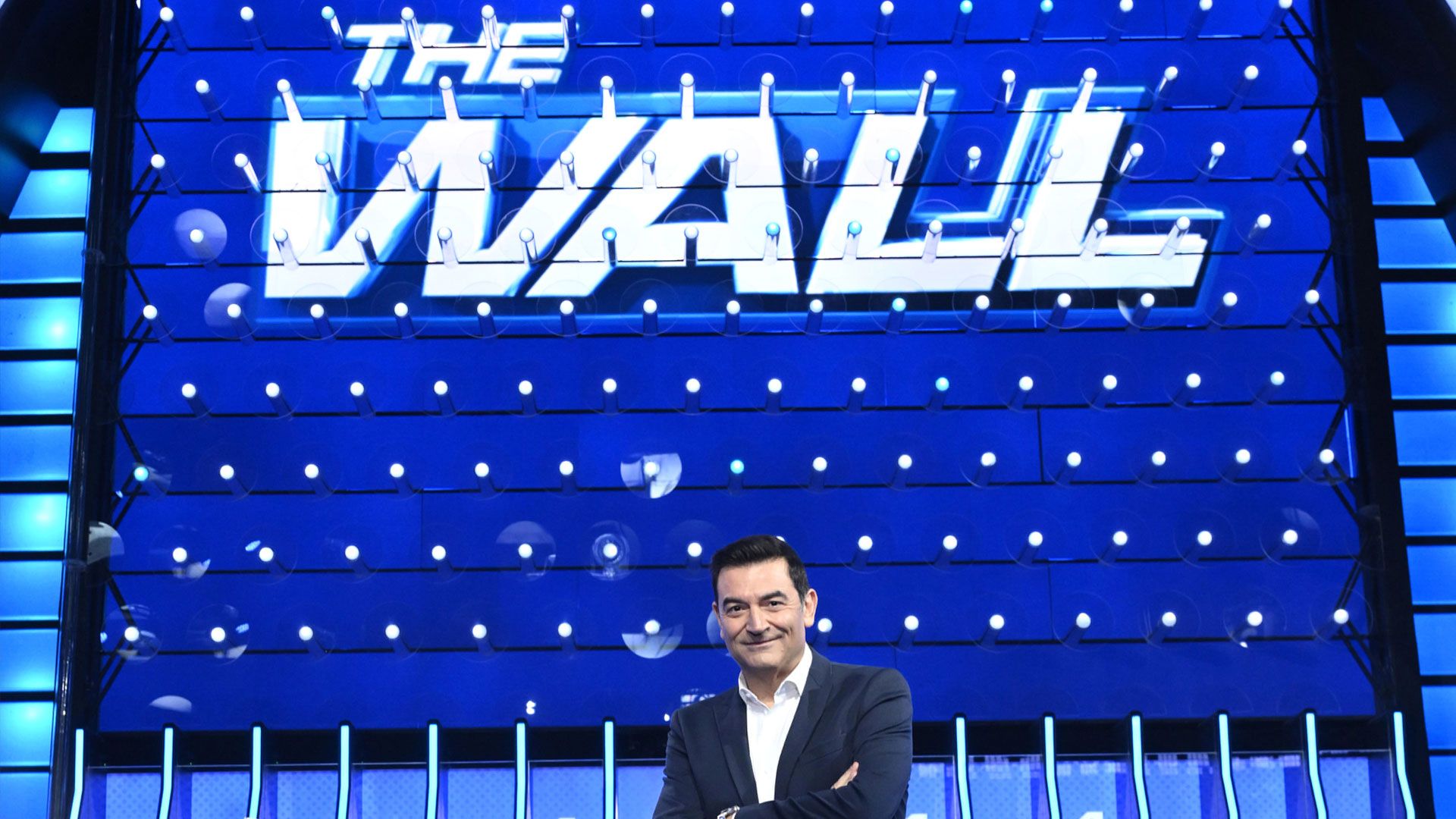 Max Giusti davanti al muro di The Wall