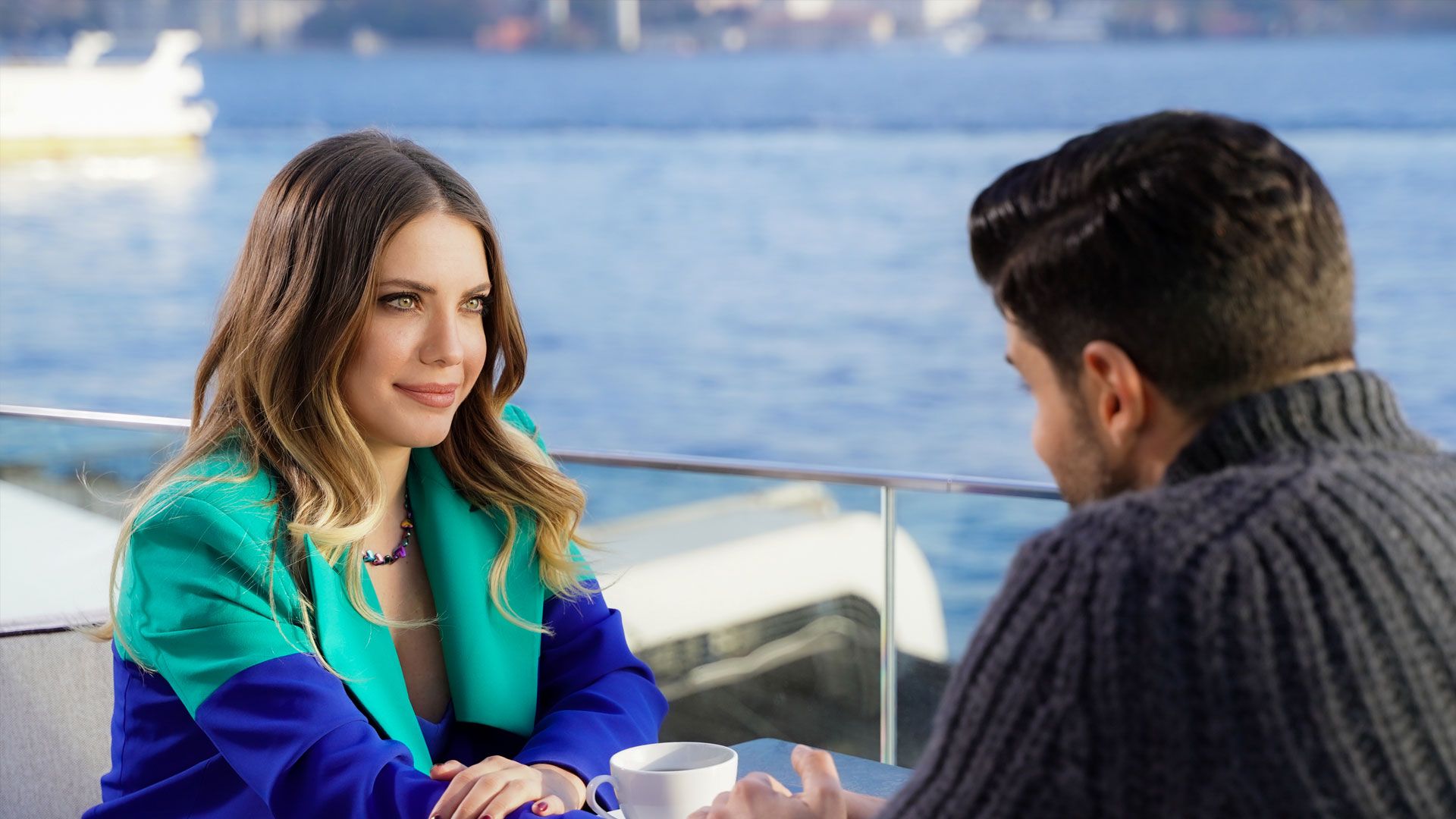 Berk Oktay (Çagatay) e Eda Ece (Yildiz) in una scena di Forbidden Fruit 4
