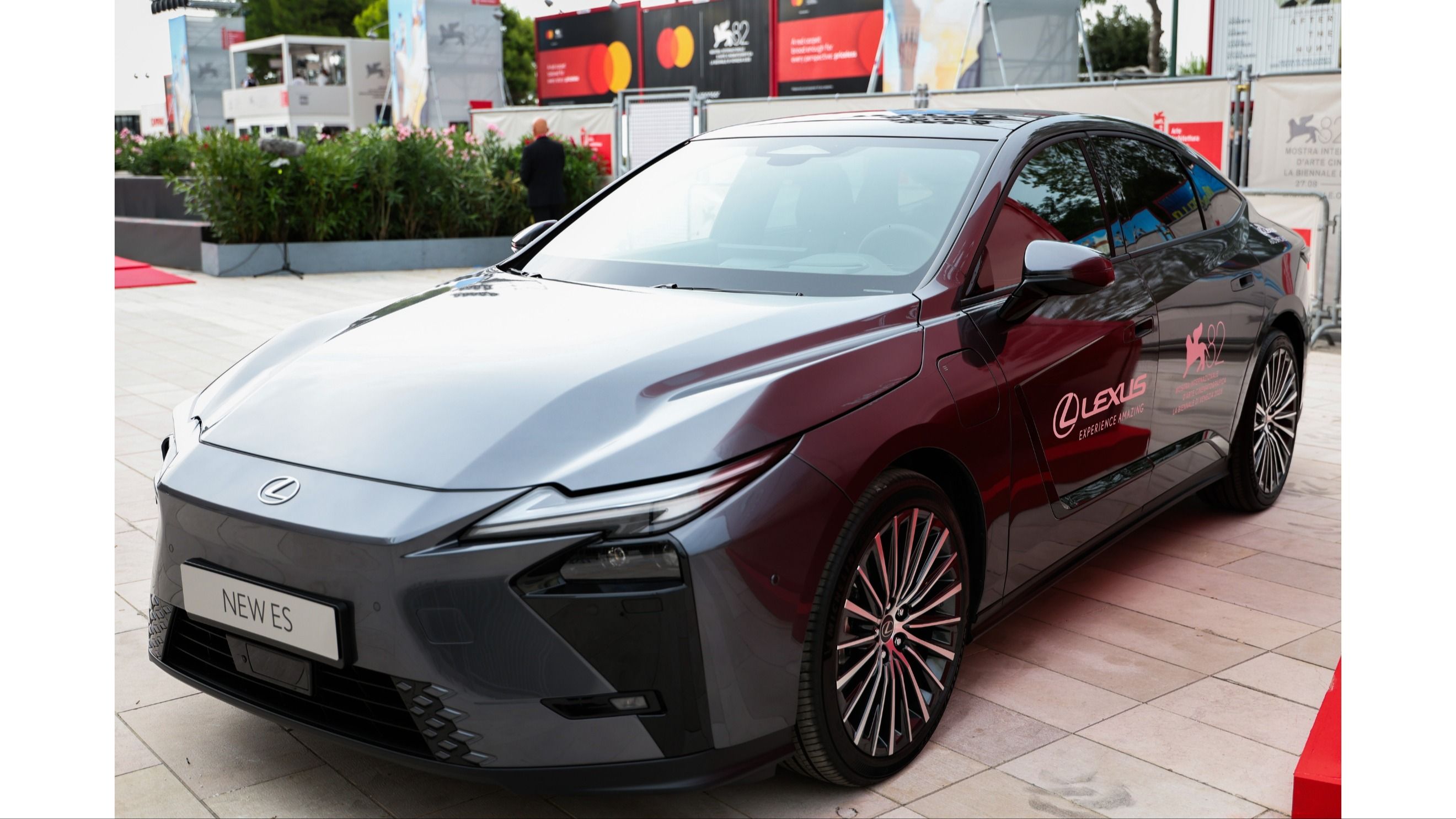 La nuova Lexus ES Full Electric al Lido di Venezia, protagonista della storica partnership del brand con la Mostra Internazionale d’Arte Cinematografica, giunta quest’anno all’82ª edizione. (Crediti: Lexus Italia) 
