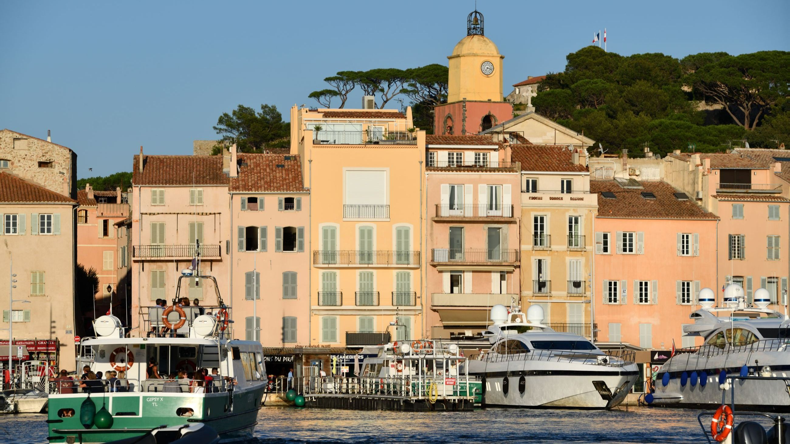 Pescherecci e yacht lussuosi ormeggiati al porto di Saint Tropez; 2018 - Credits: Getty